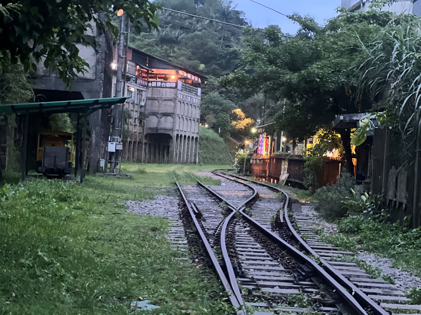  平溪區的紫東、龍安社區是熱門的賞螢地點