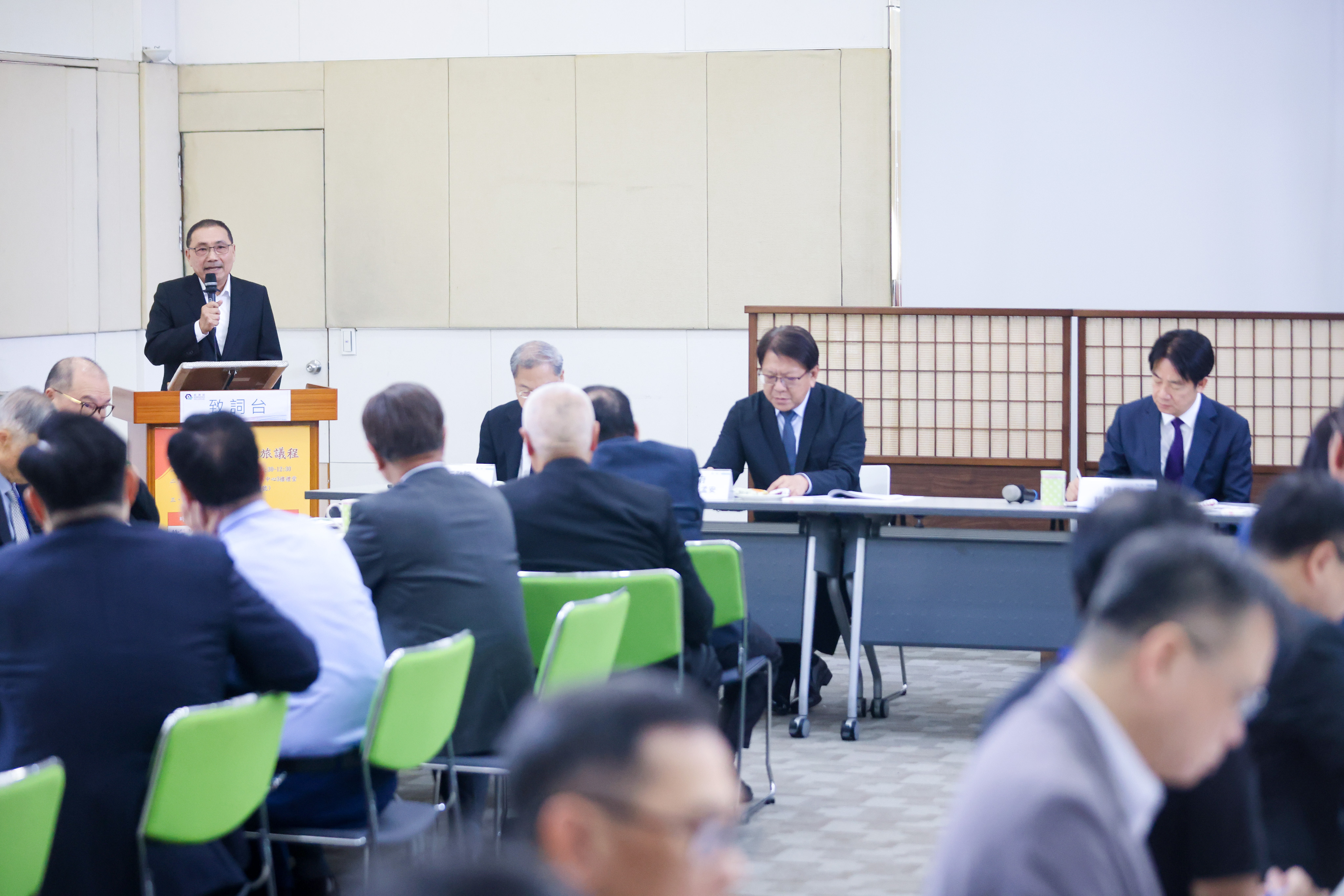 面對美國關稅政策衝擊，新北市長侯友宜今(2)日陪同總統賴清德與新北市各廠商代表進行座談。