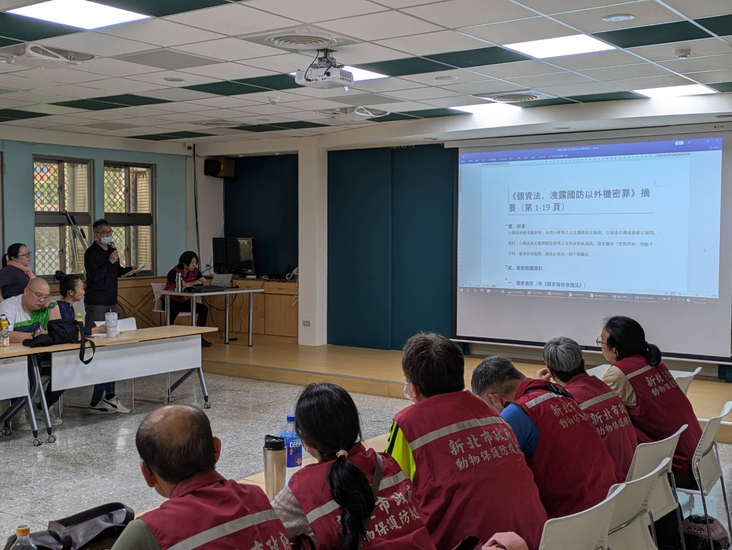  副處長向各同仁宣導安全守則。