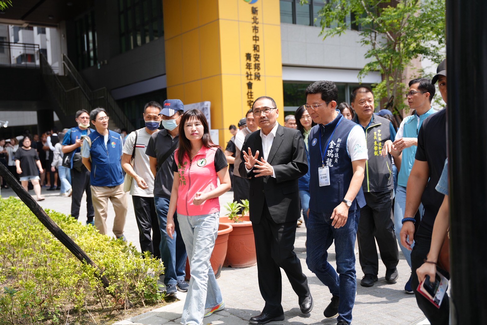 市長蒞臨中和安邦社宅入厝園遊會活動。