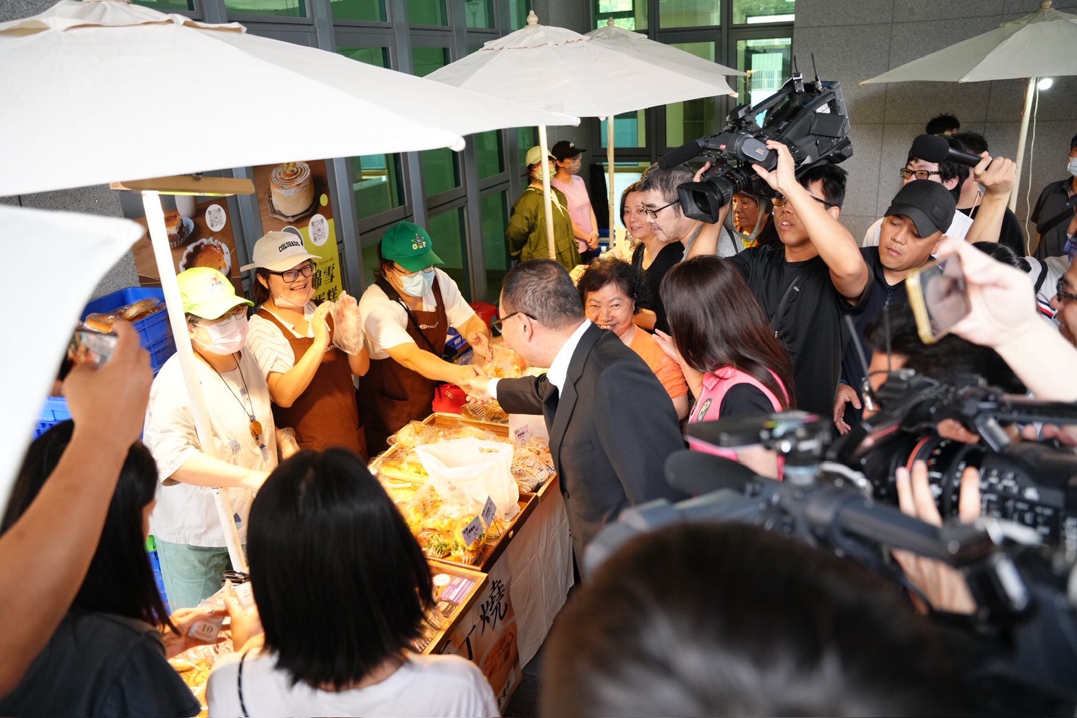 市長與園遊會攤商及住戶互動。