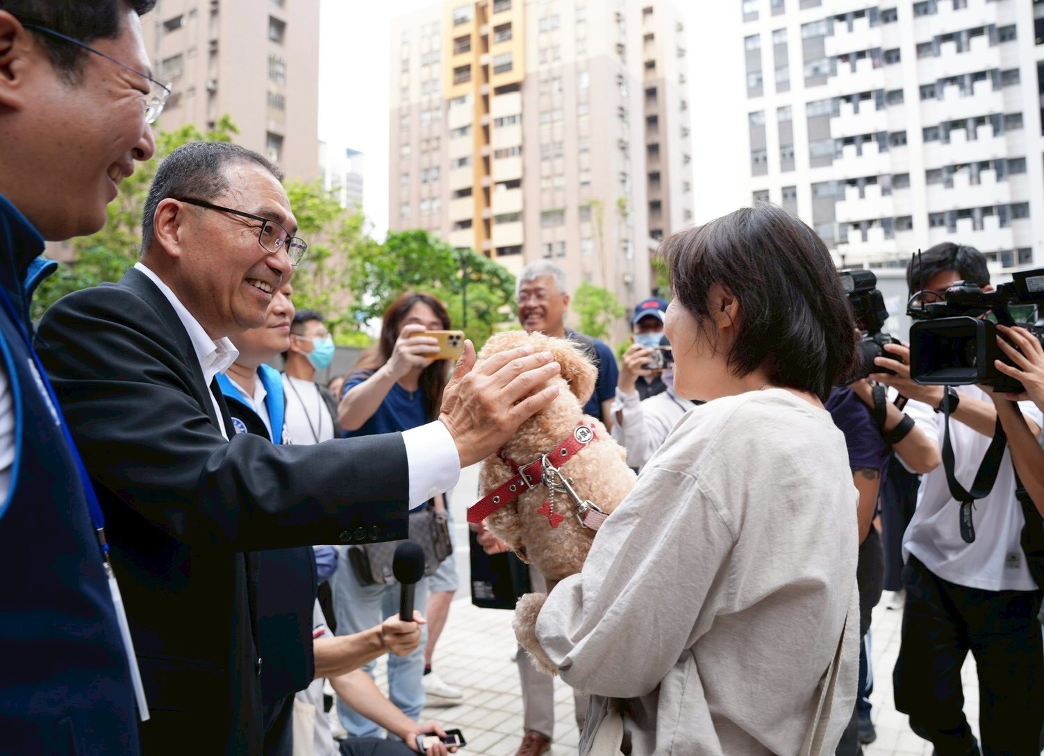 市長與社宅住戶互動。