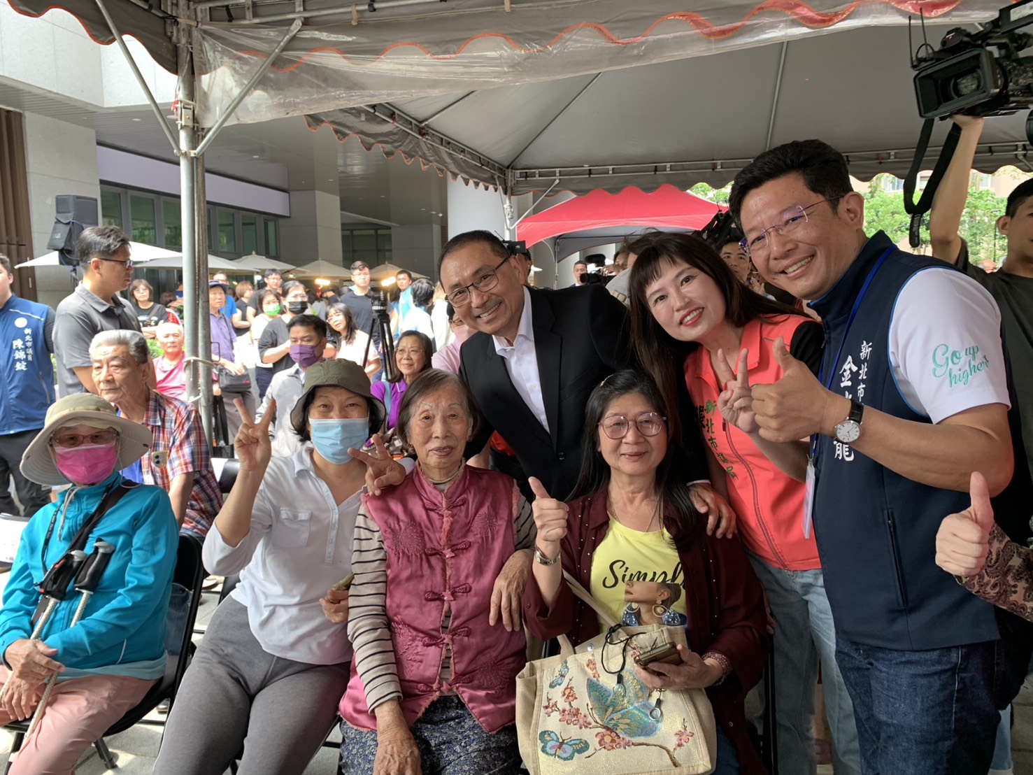 市長與社宅住戶及民意代表合影。