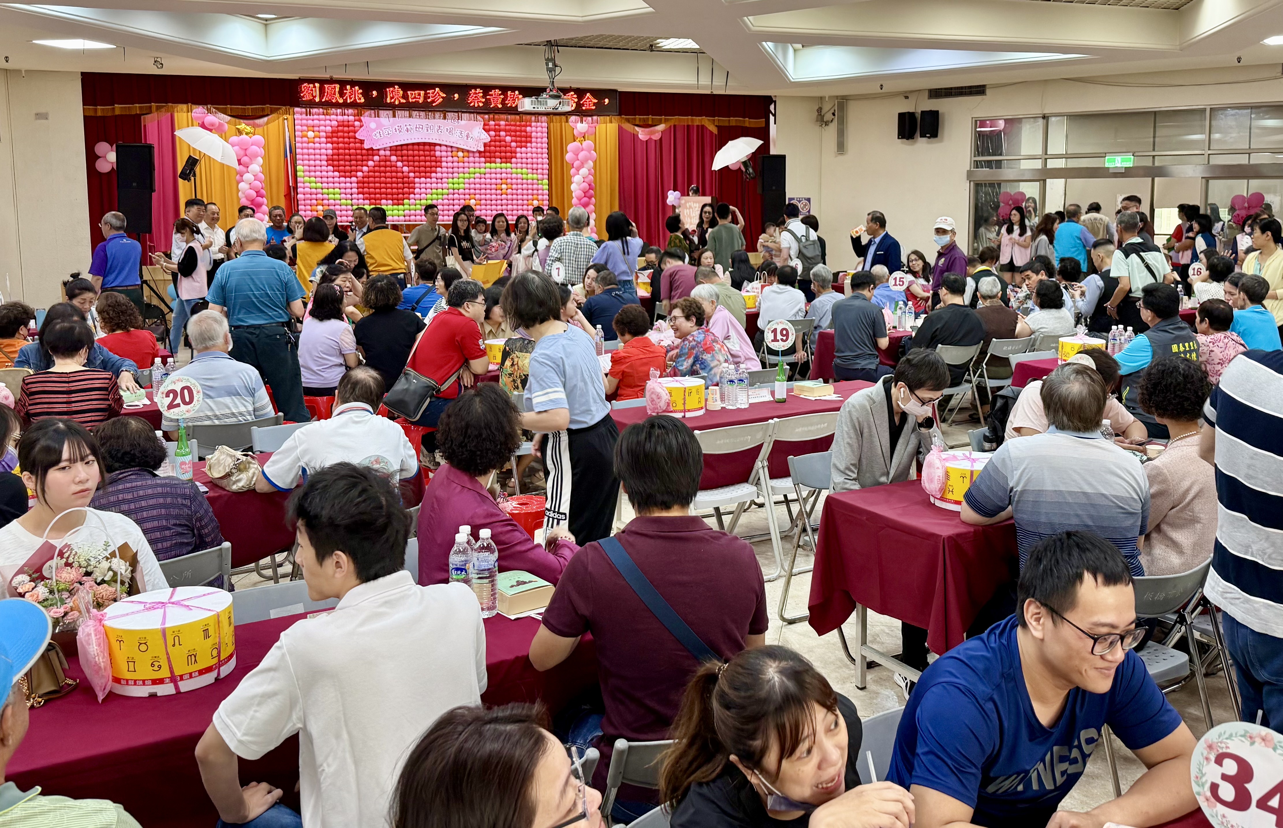 1.板橋區舉辦模範母親表揚活動，現場溫馨熱鬧