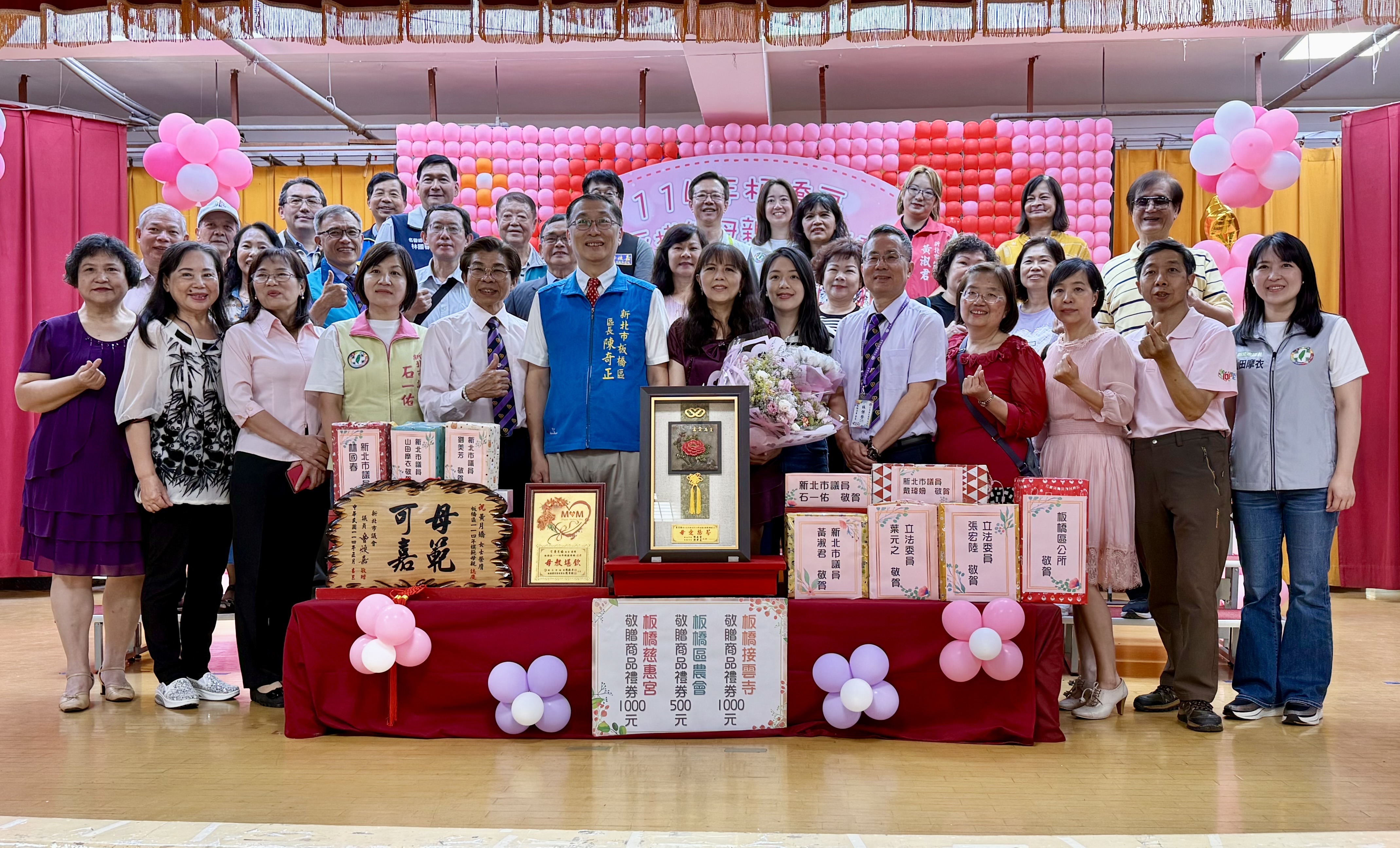 6.模範母親柯姵辰媽媽上台接受表揚(新北市板橋紳士協會推薦)