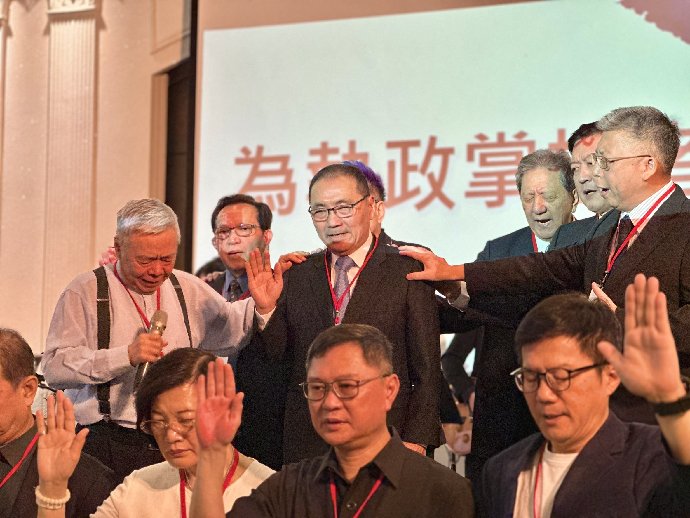 牧師們一同為新北市長侯友宜及市府團隊禱告。