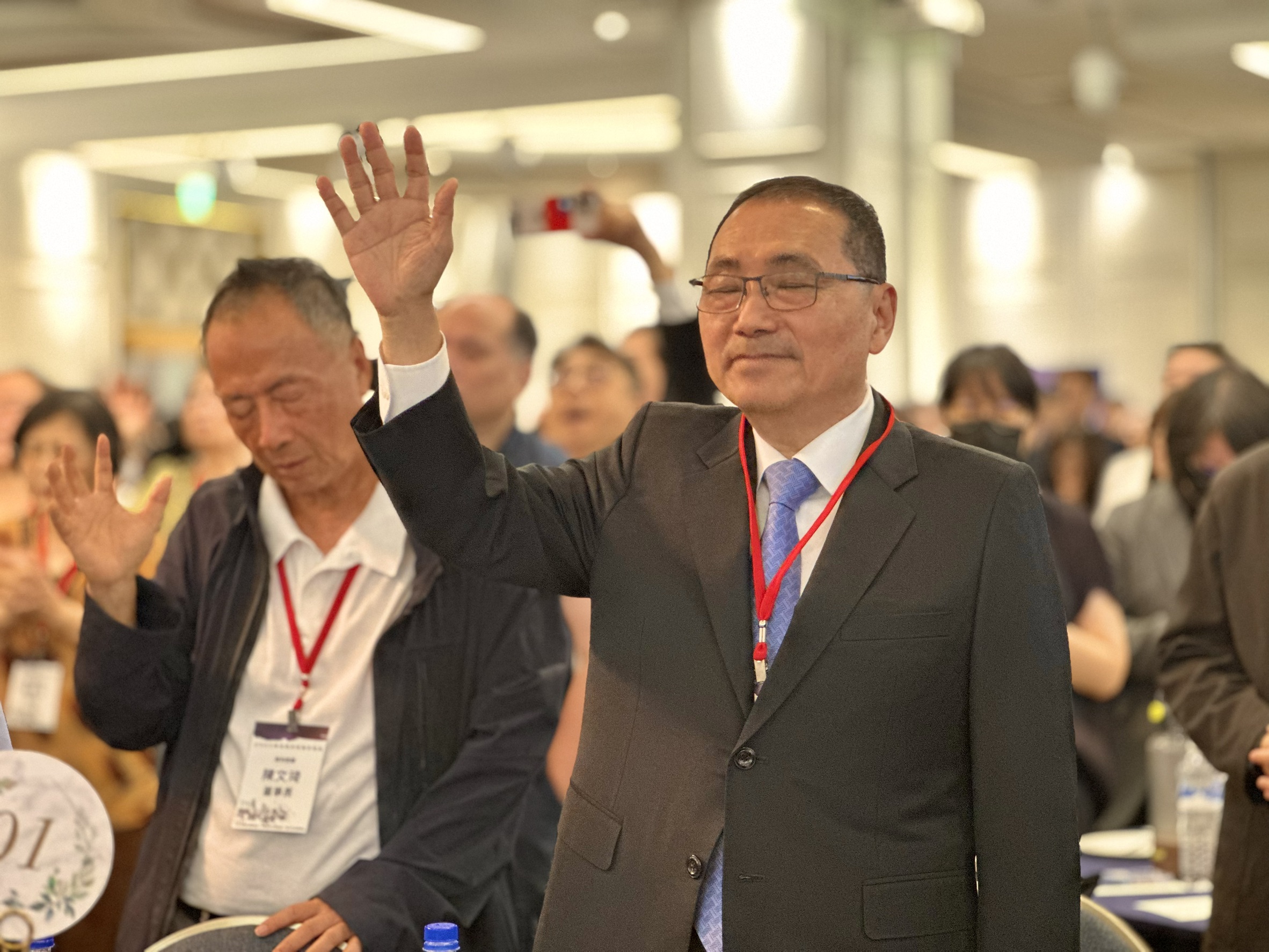 新北市長侯友宜與全場教友一同專心禱告。