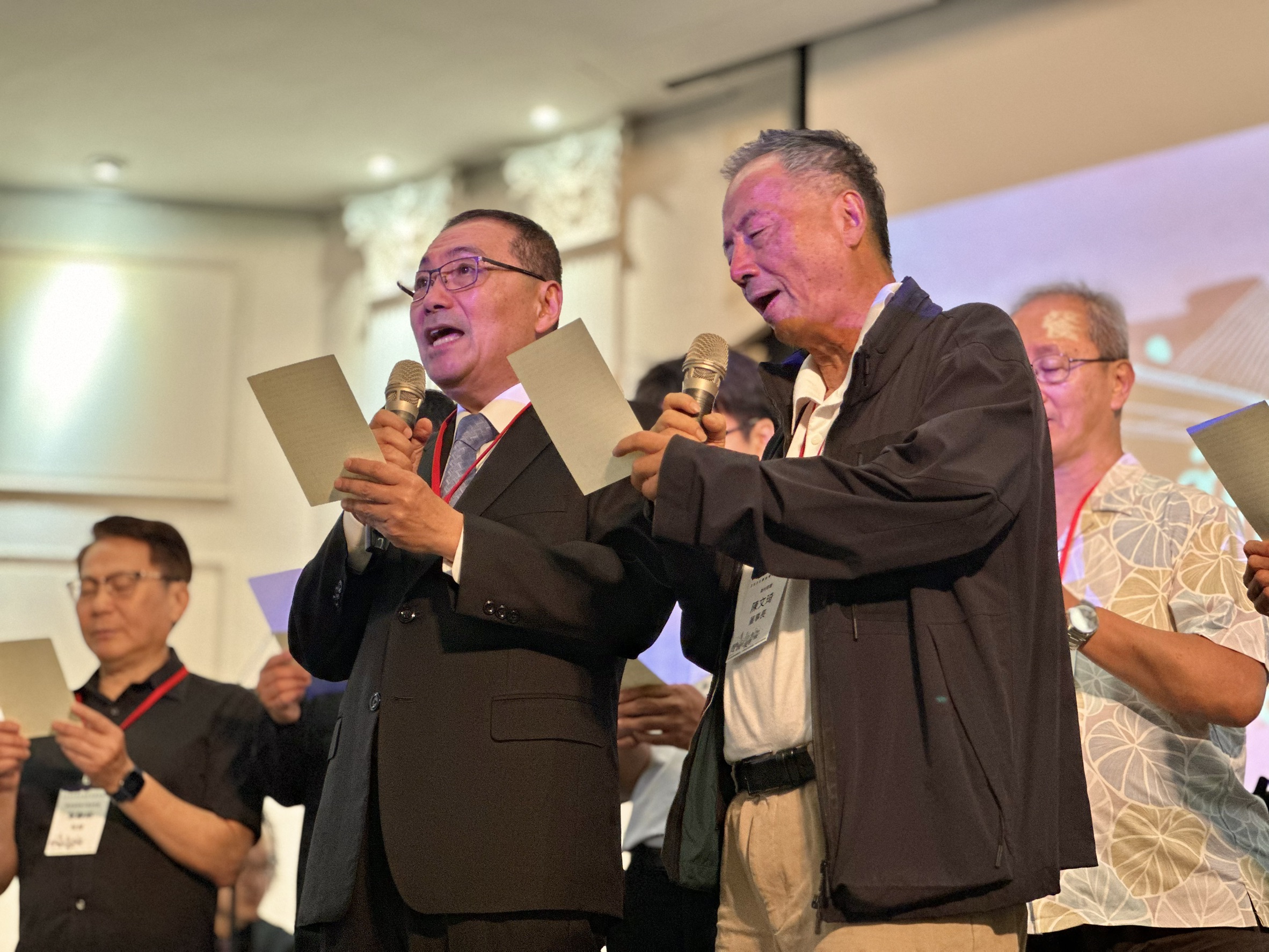 新北市長侯友宜（左1）與TVBS信望愛永續基金會董事長陳文琦（右1）一同唸祝禱文，全場齊為新北市祈福。