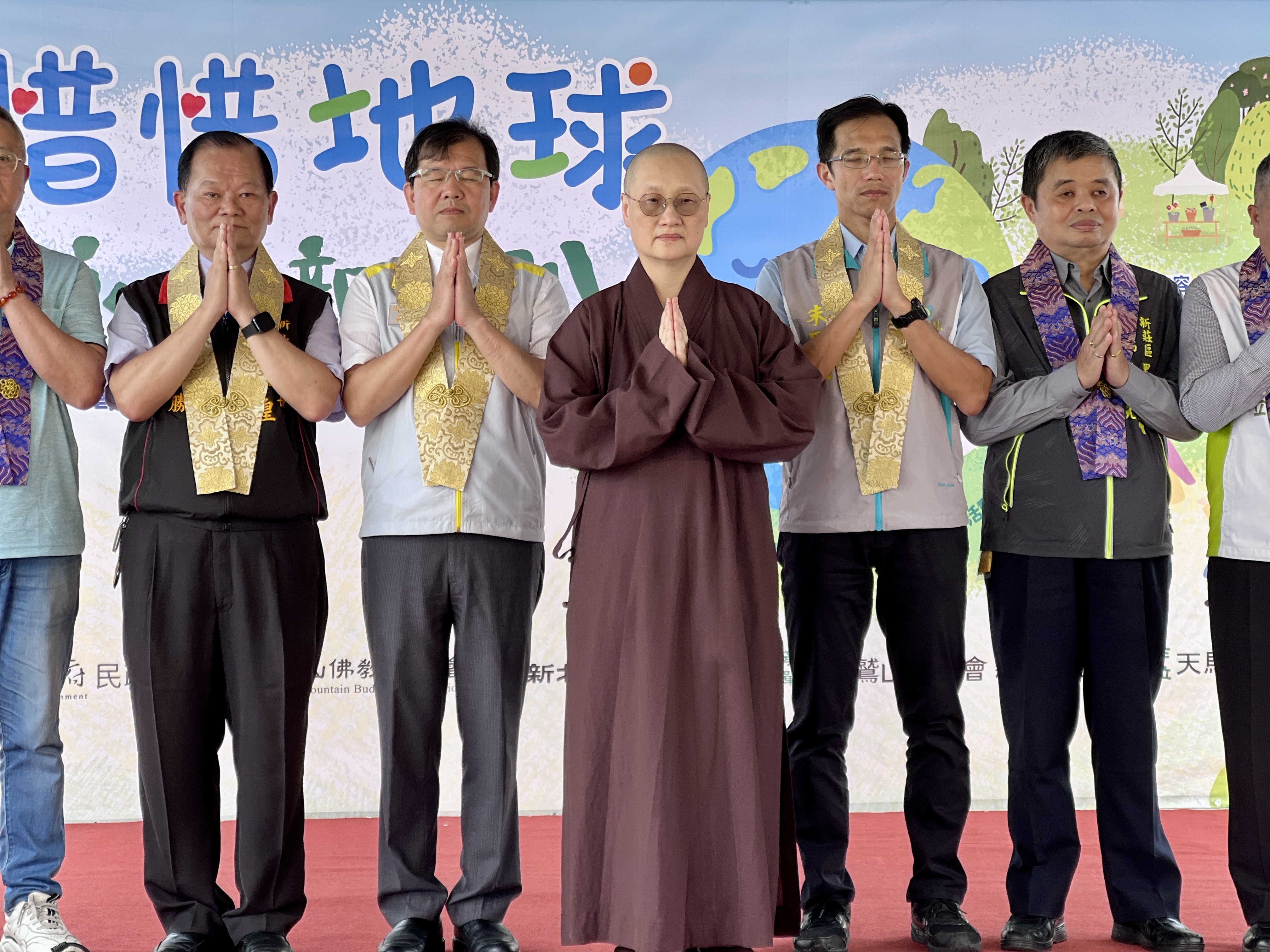 由顯月法師帶領大家做心寧靜一分鐘運動，一起平穩情緒，體會寧靜的力量與美好。