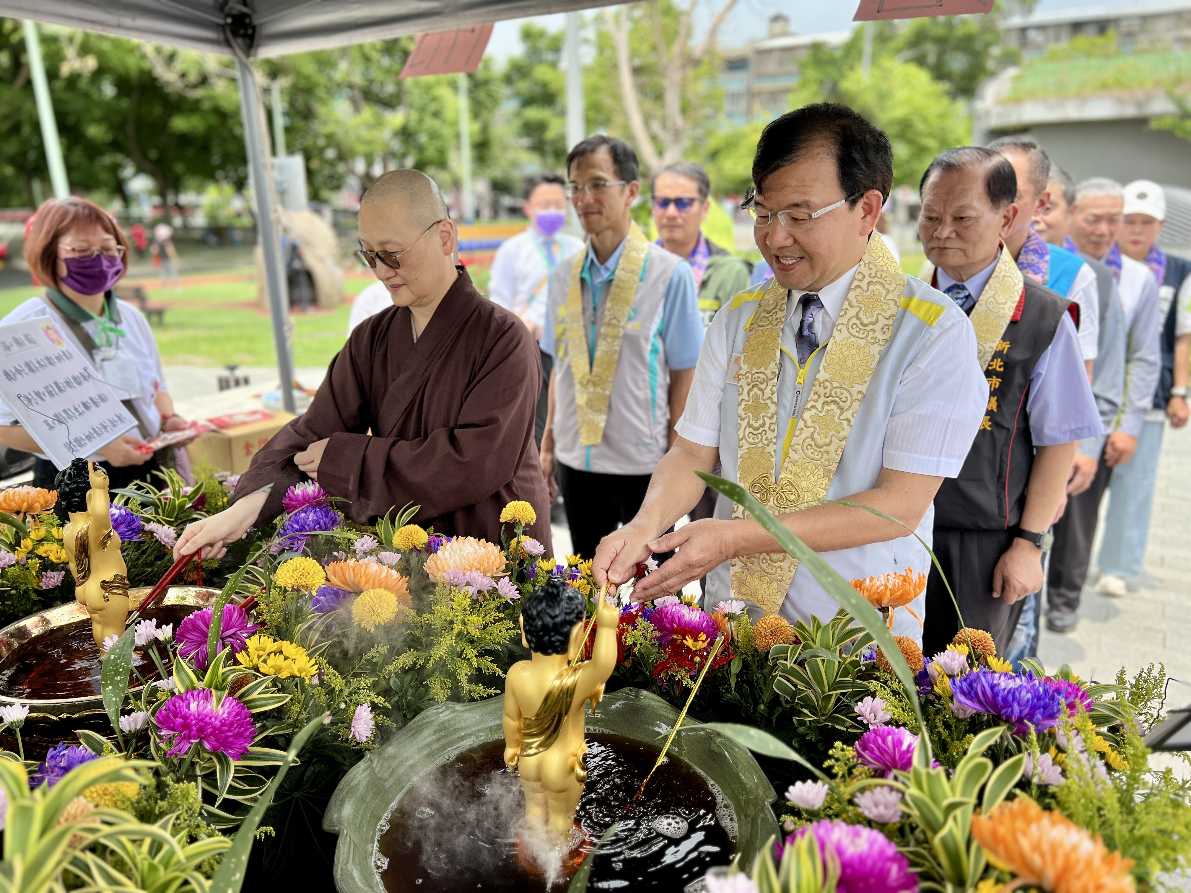 下週一為農曆四月初八為佛誕日，林耀長與顯月法師一同浴佛慶佛誕。