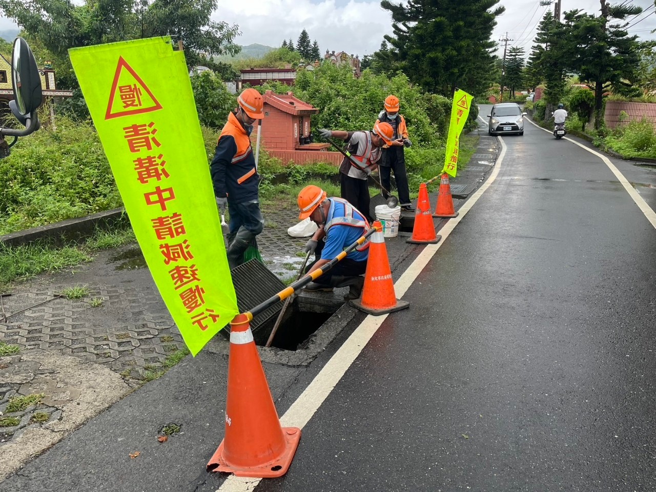 清潔隊員人工挖除道路側溝內淤泥