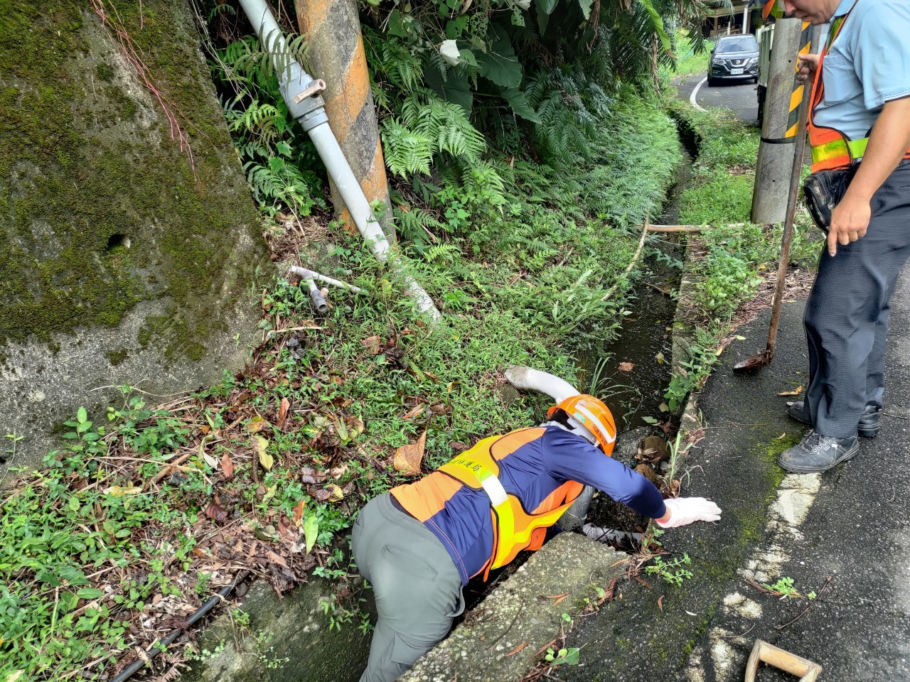 清潔隊員清除山區道路側溝落葉與淤泥