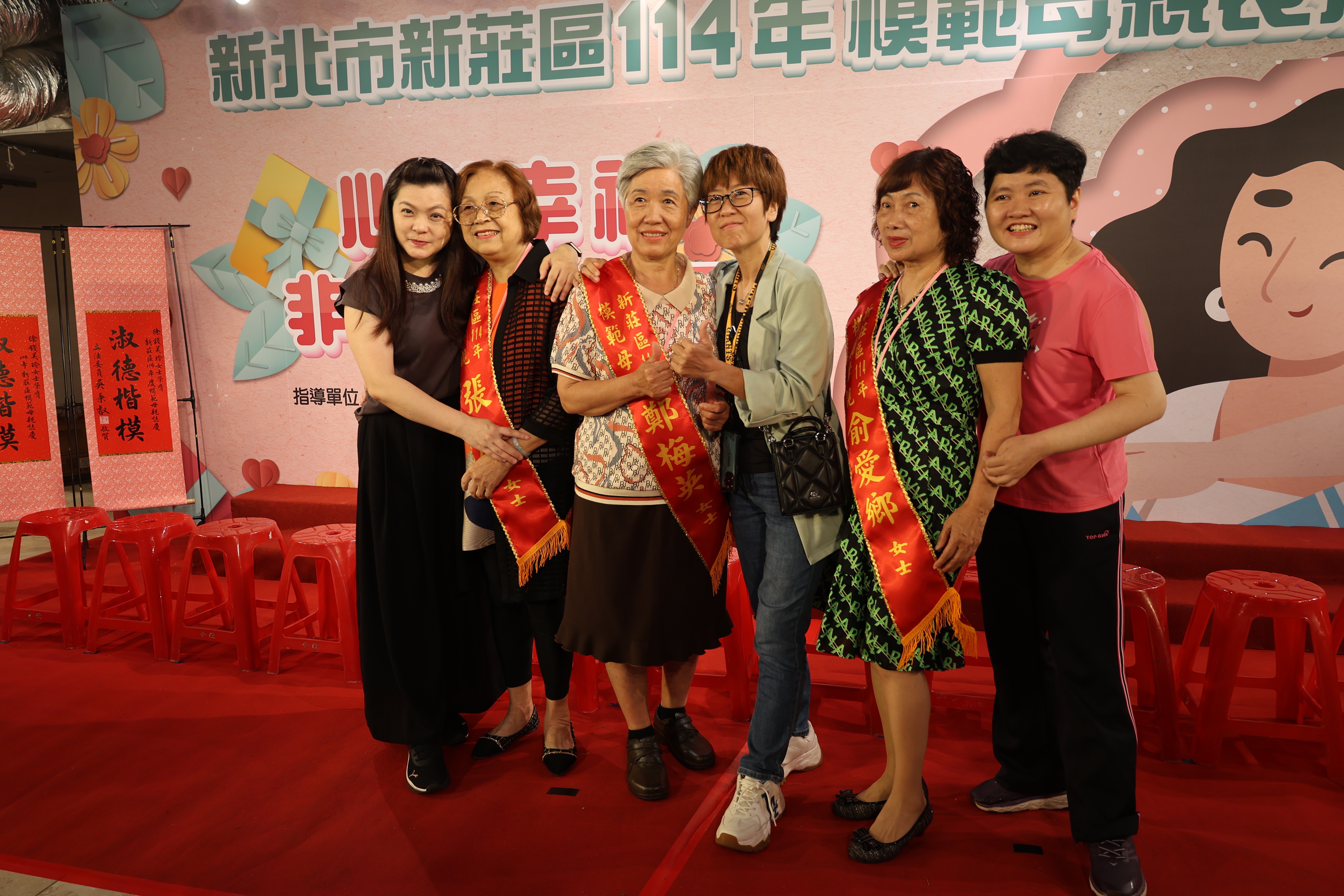 模範母親與子女溫馨擁抱