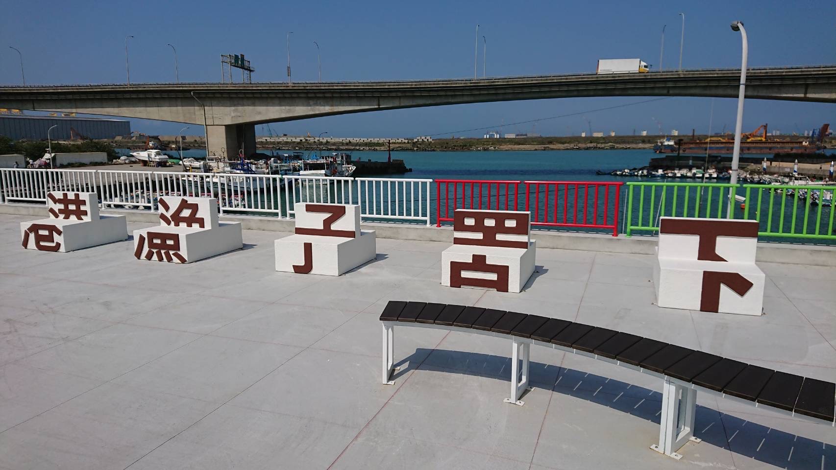 下罟子漁具倉庫上方增設景觀平台，提供遊客賞夕陽、觀海景的好地方