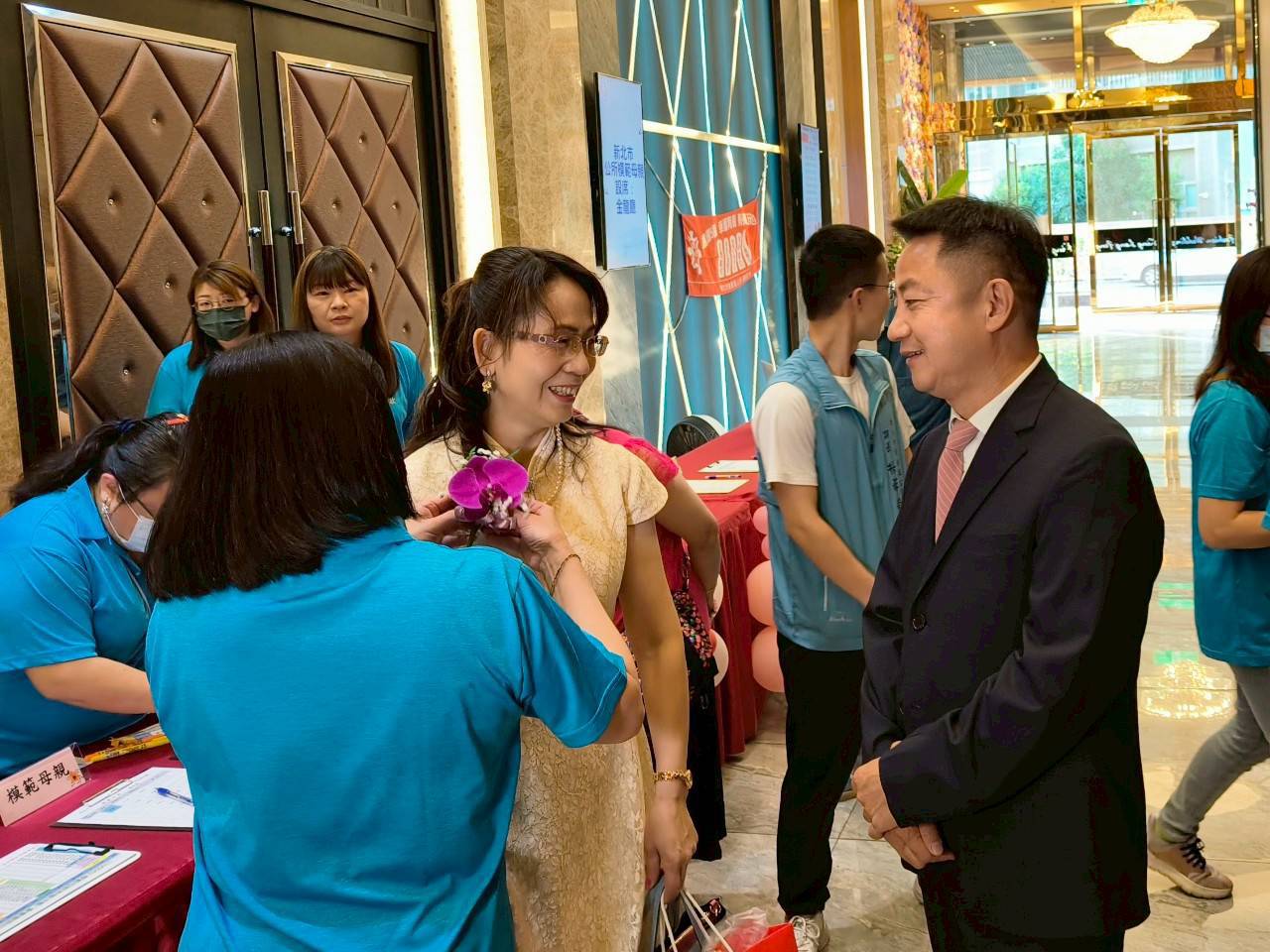 市級模範母親廖秀宸(左)與鶯歌區長曾明華(右)