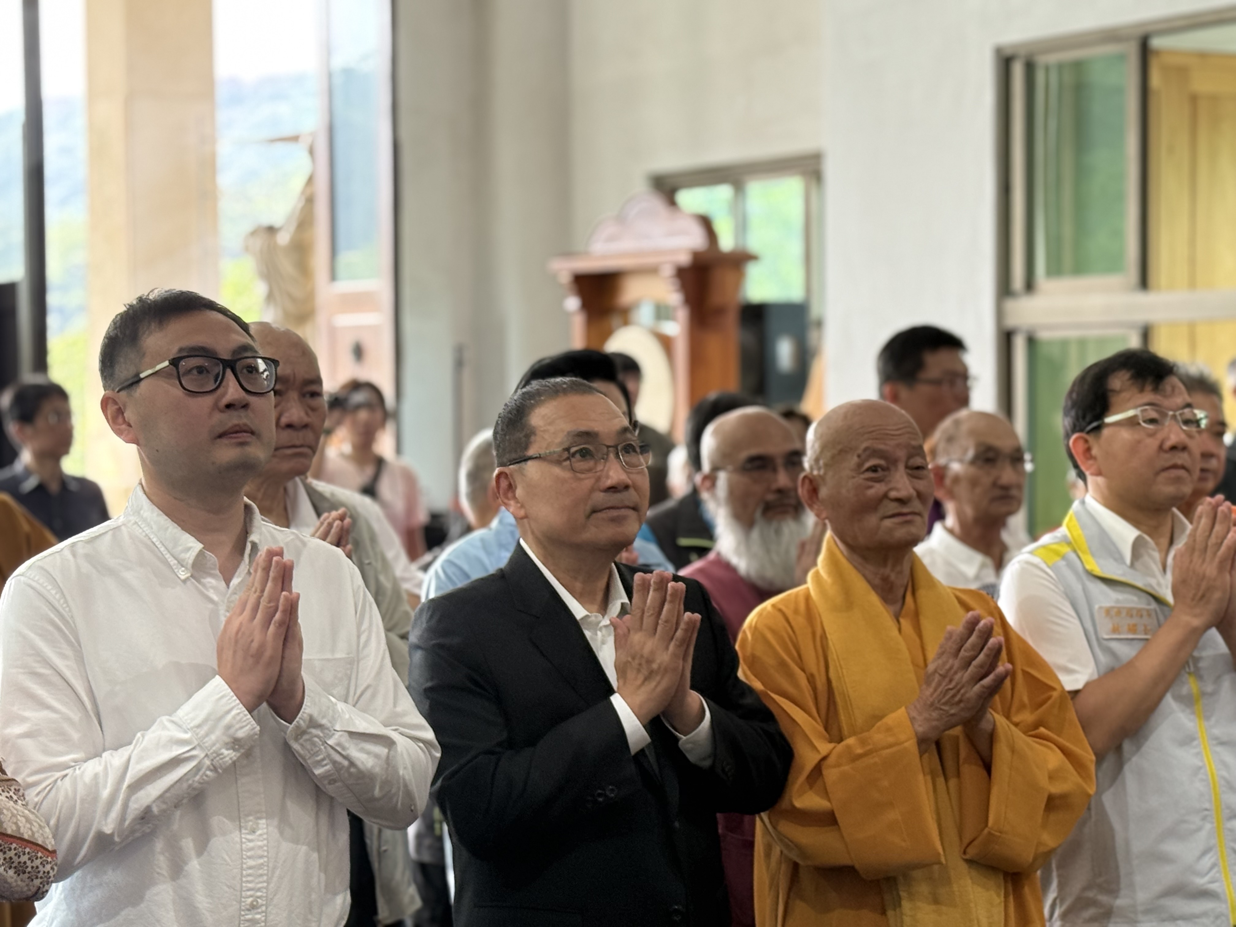 今（5）日為農曆4月8日，適逢釋迦牟尼佛誕辰，新北市長侯友宜一早前往汐止聖覺寺參拜。