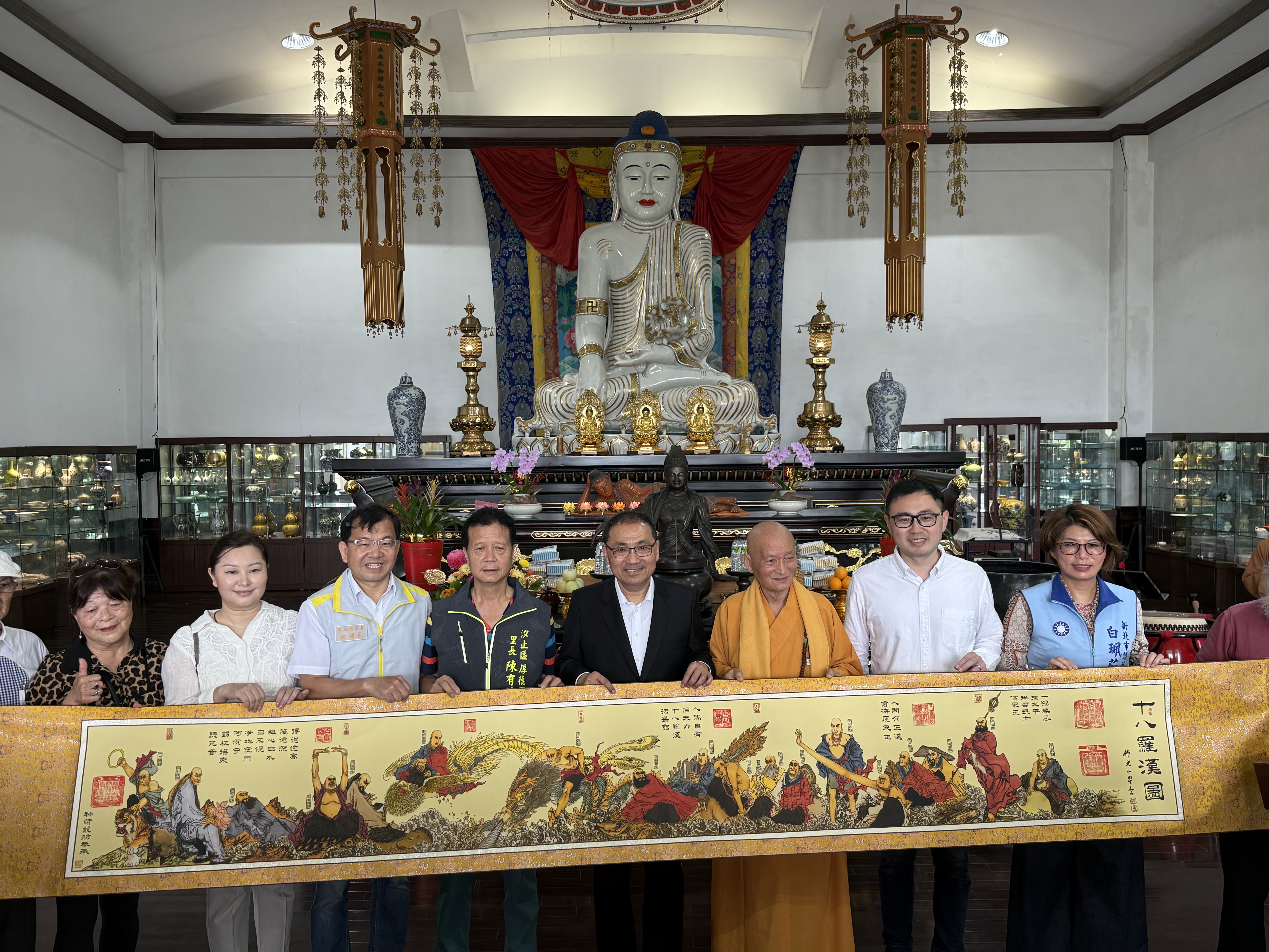聖覺寺贈送市府「十八羅漢圖」，象徵佛法護佑、正念常存。