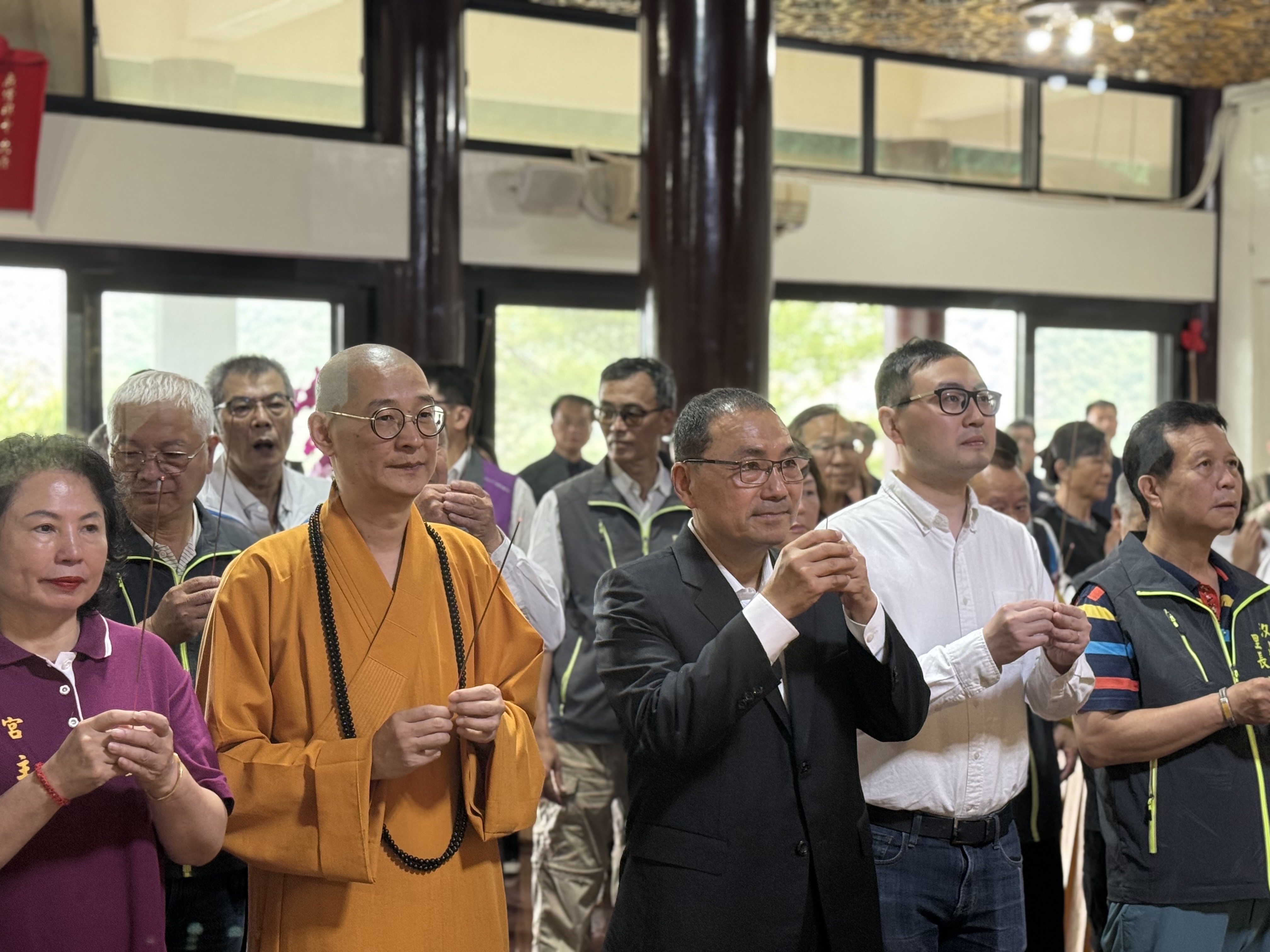 接續侯市長來到廣修禪寺參拜、浴佛。