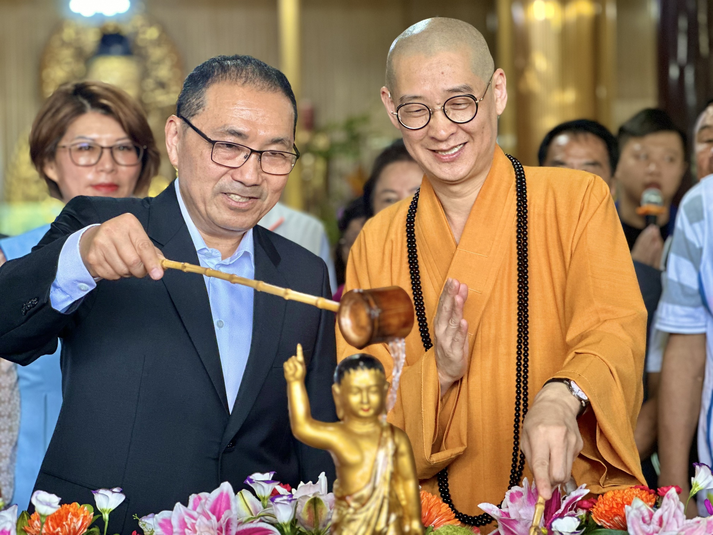 侯市長與大慧法師一同浴佛，以求社會和諧、國泰民安。