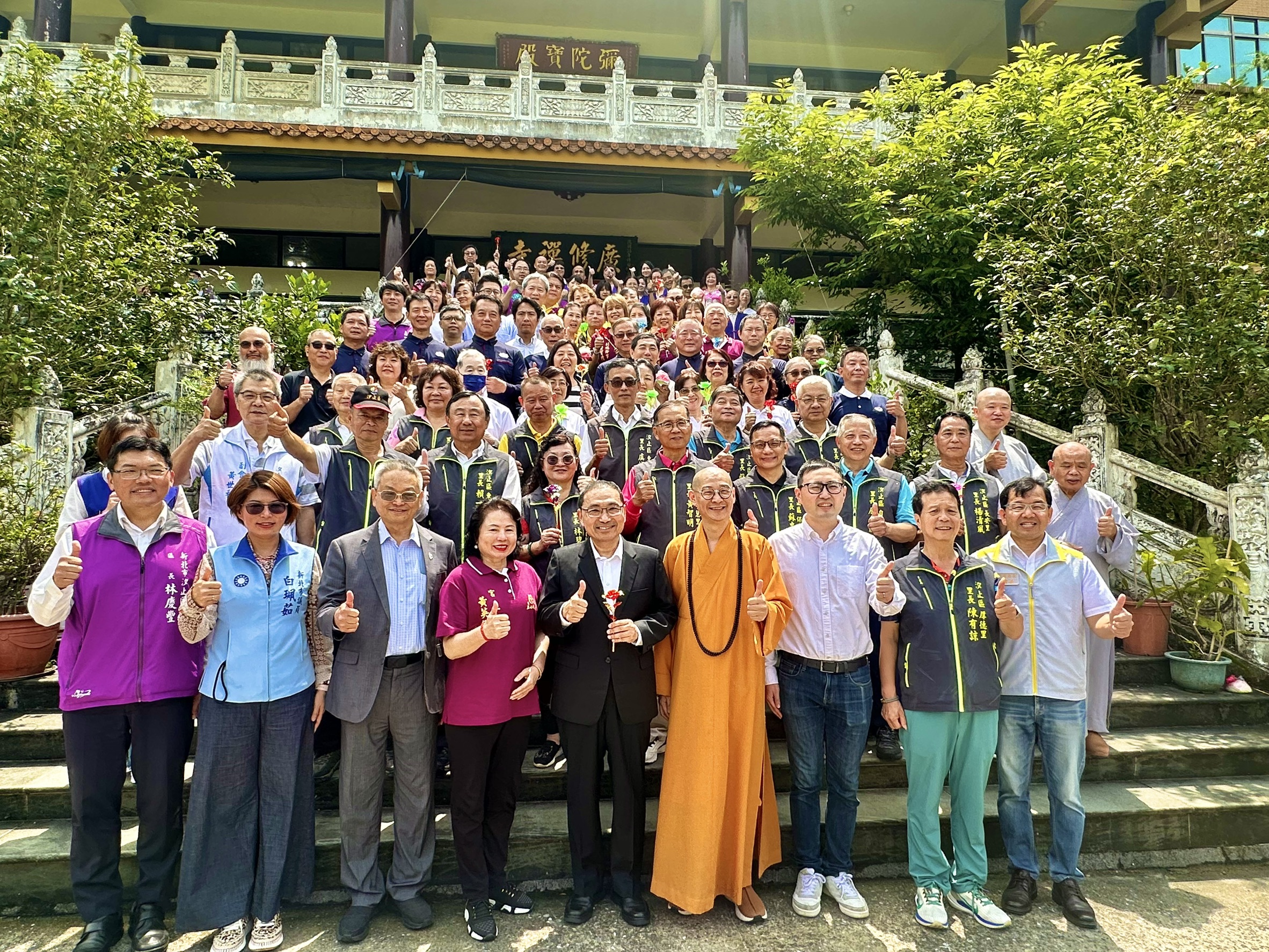 侯市長與大慧法師一同浴佛，以求社會和諧、國泰民安。