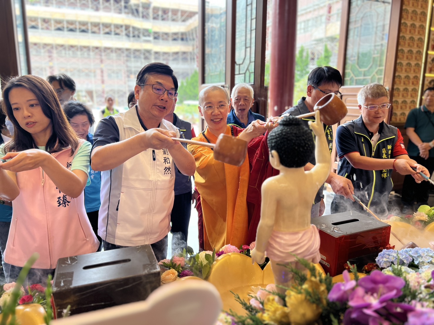 劉和然與金光明寺住持有果法師共襄浴佛盛典，虔誠祈願國泰民安、萬眾安康。