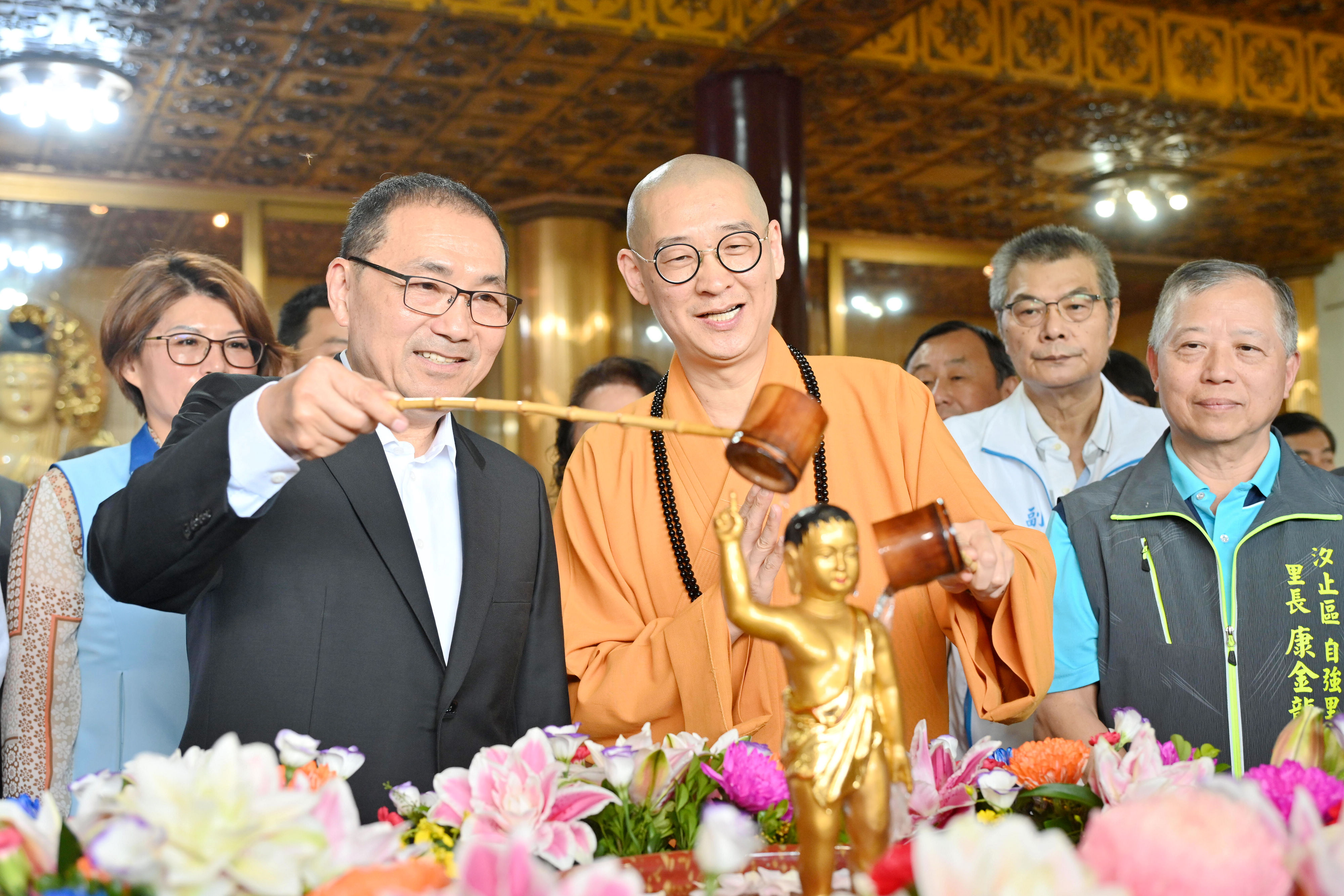侯友宜於廣修禪寺參拜浴佛，感謝廟方長年投入慈善志業，讓社會更和諧。