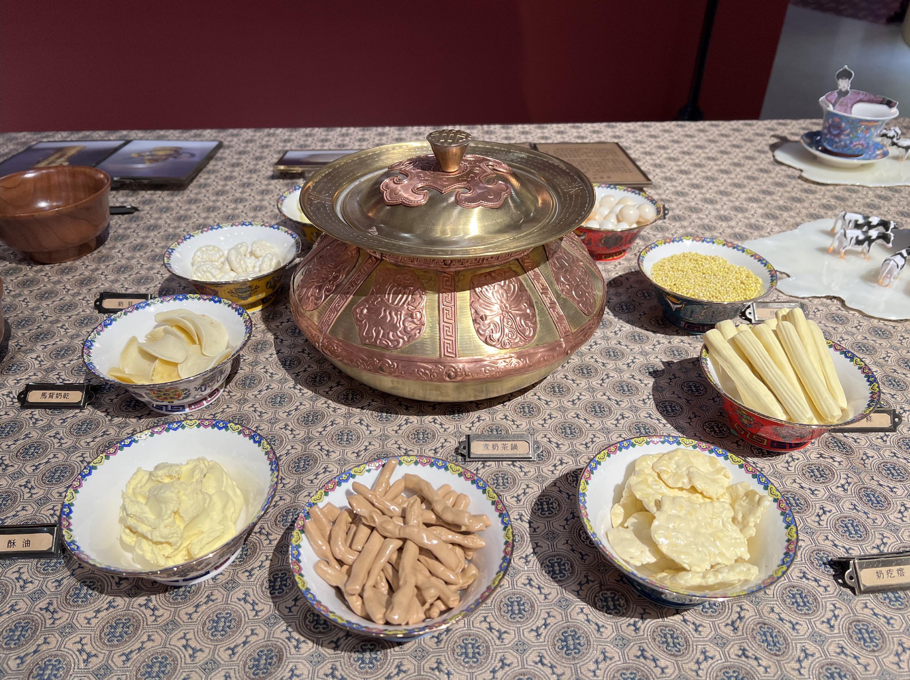 「茶與王」特展介紹清宮滿族飲食傳統習慣，飲用奶茶時搭配奶製品一起食用。