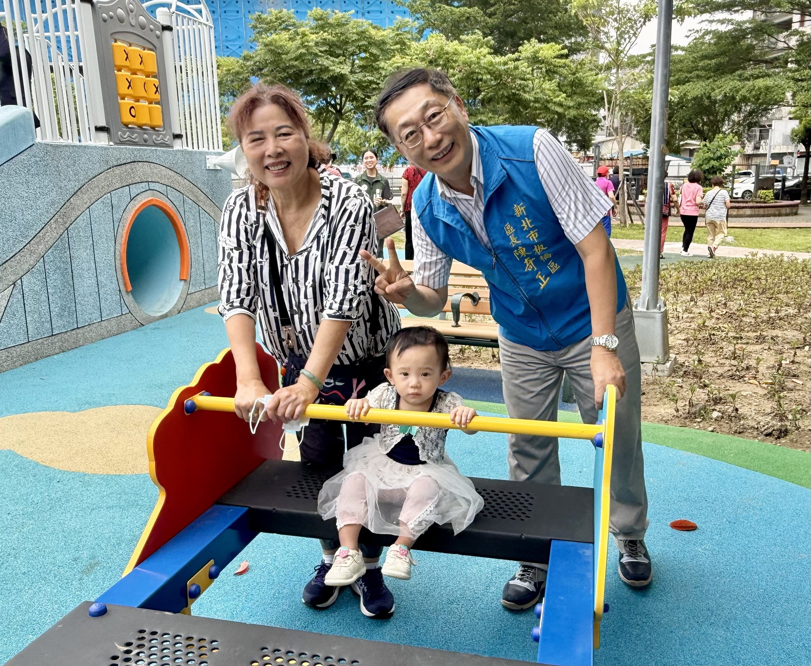 6.民眾開心體驗遊樂設施