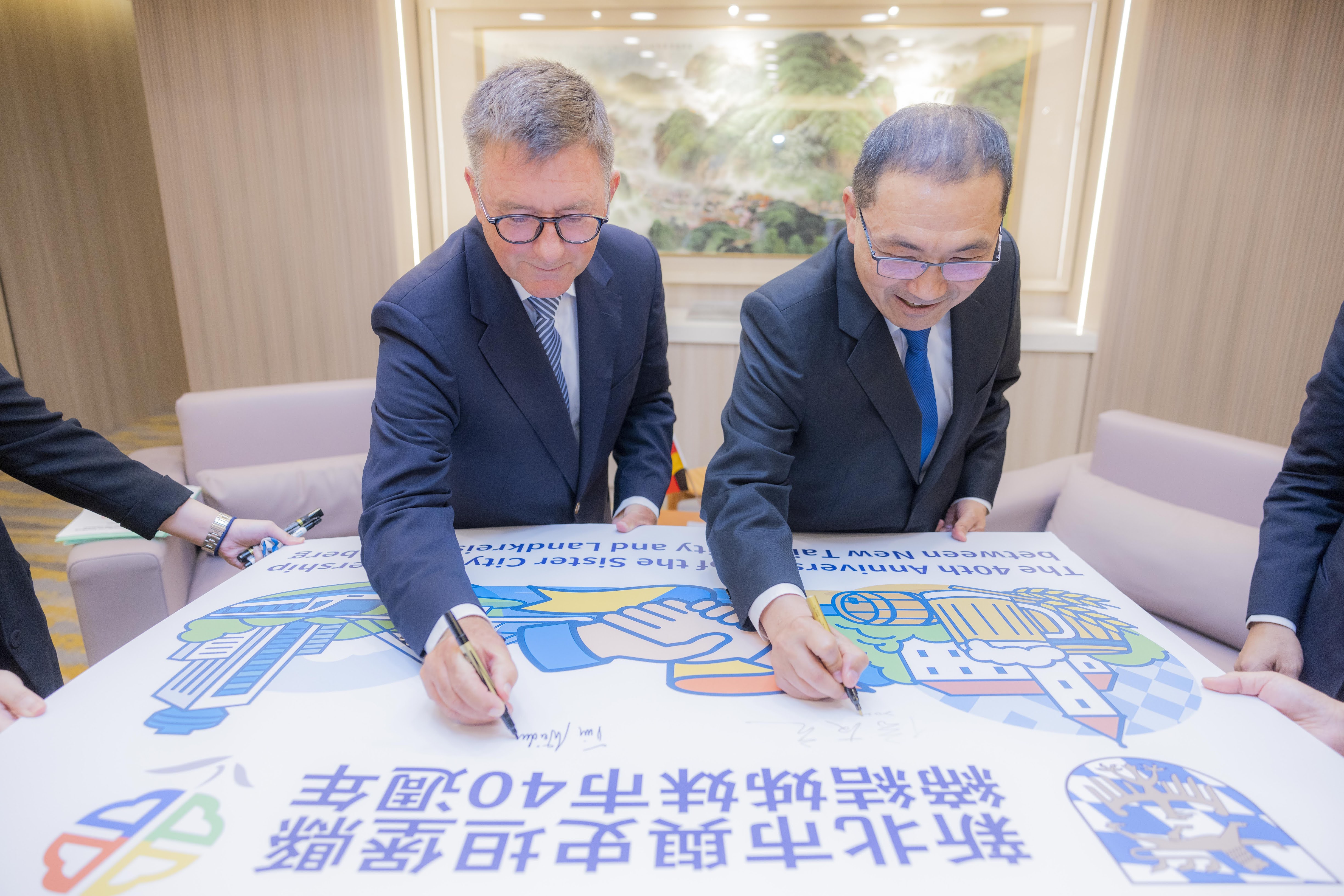 侯市長與史坦堡縣議員及阿默湖成人教育中心主席Tim Weidner（左）一同於合影板上簽名留念
