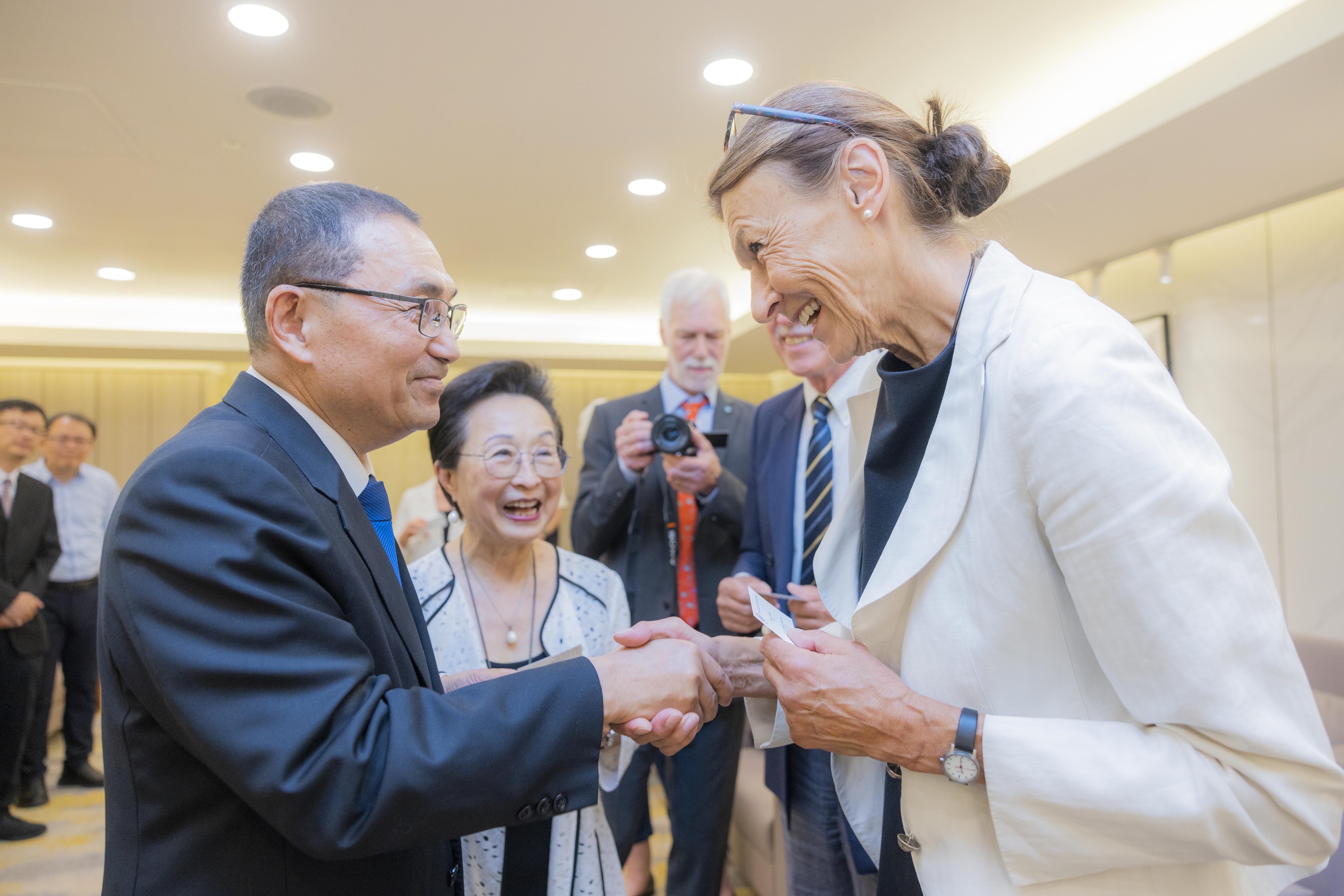 侯市長與史坦堡縣議員Anne Franke（右）握手致意