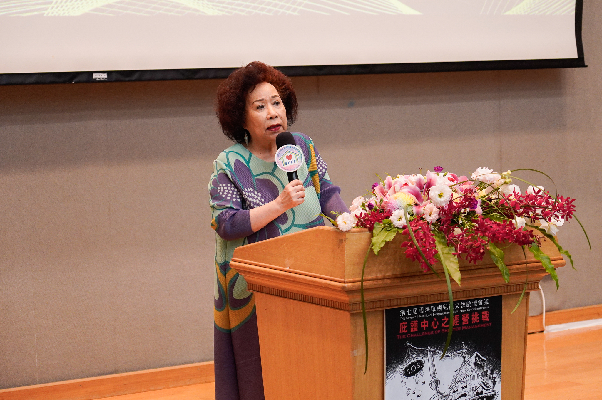 黃越綏在論壇中表示 她常提醒未婚懷孕媽媽 人生有三扇門要關上 才能勇敢的向前走