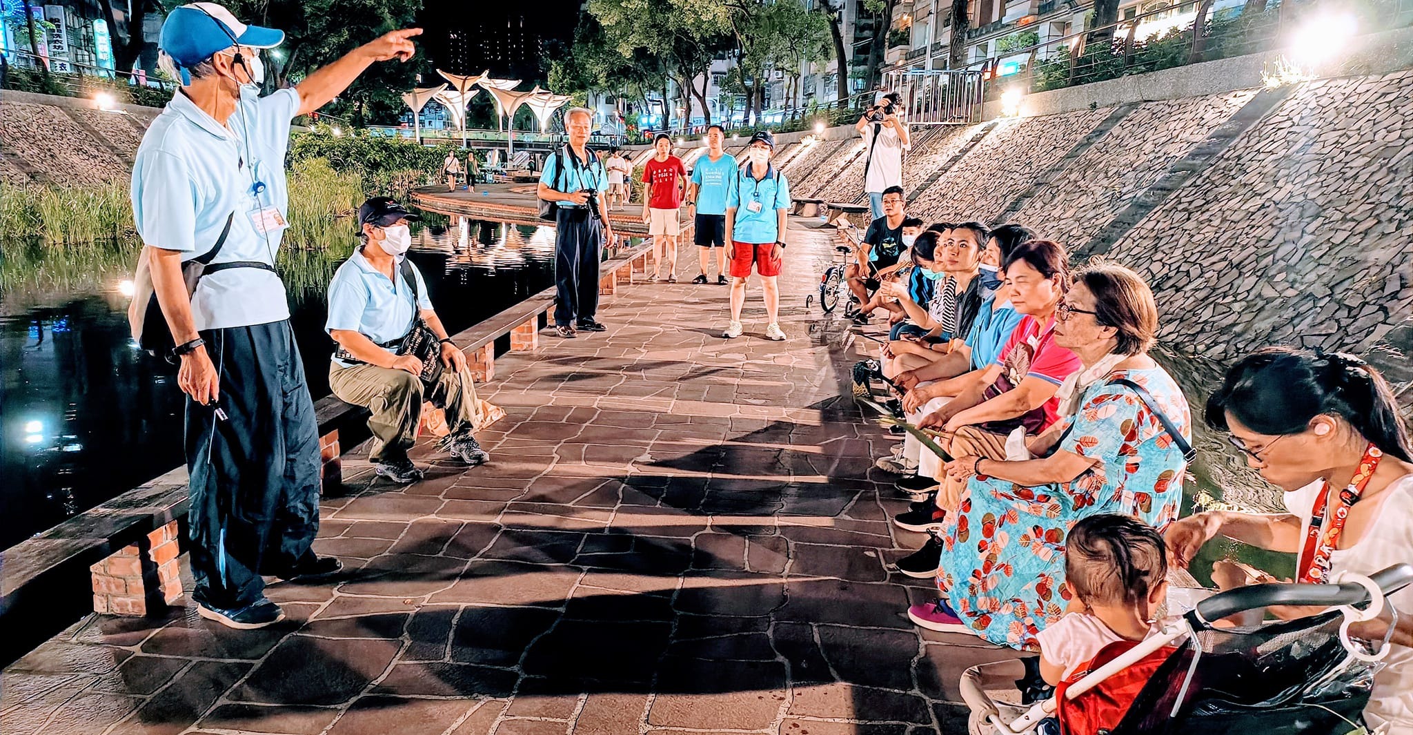 參與星光導覽的民眾仔細聆聽志工訴說在地故事