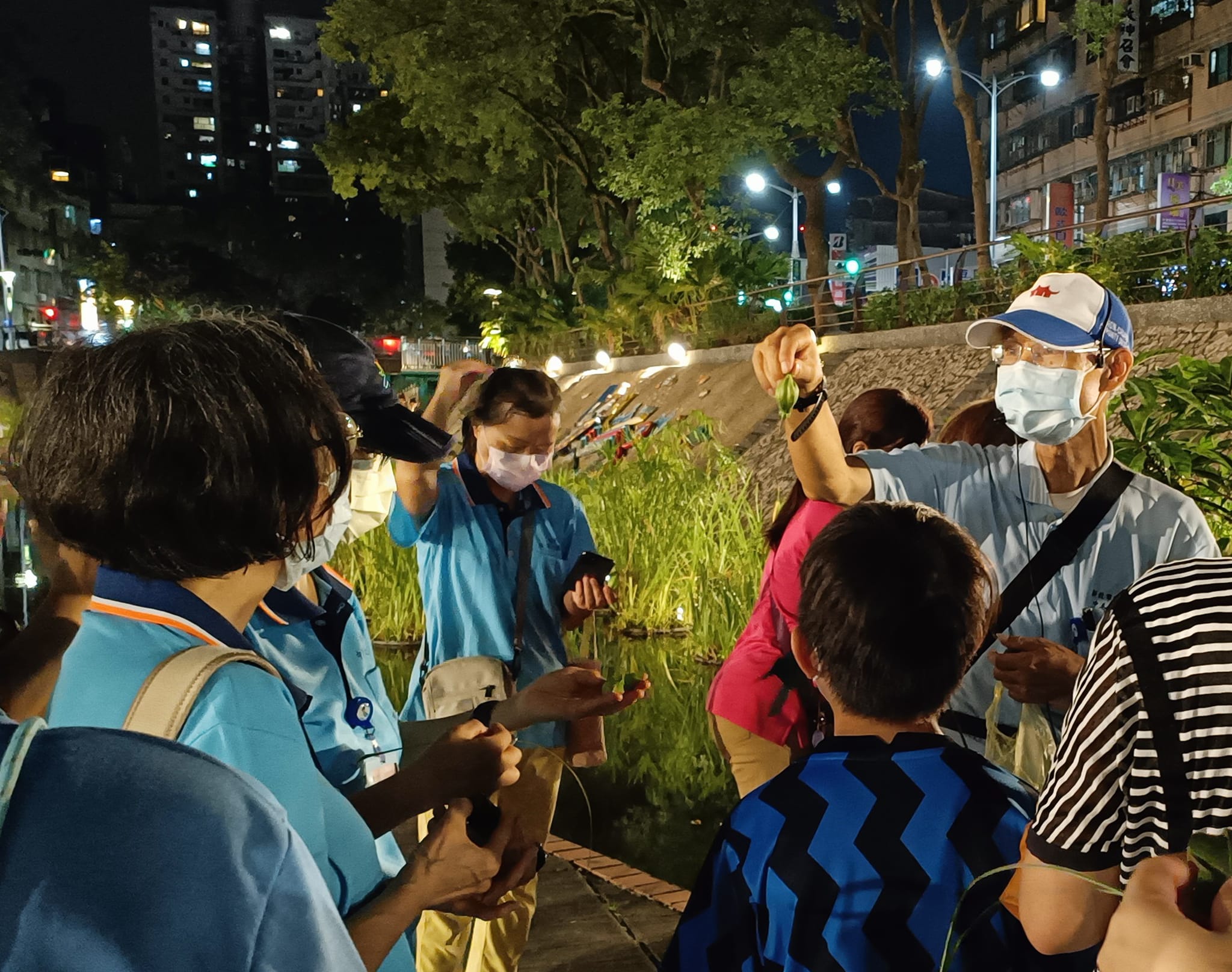 中港大排「星光導覽」活動由中港大排志工隊進行解說