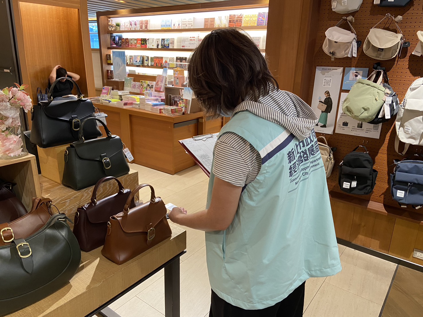 新北市經發局特別針對轄內商家辦理母親節商品專案抽查，讓市民朋友安心購買有保障