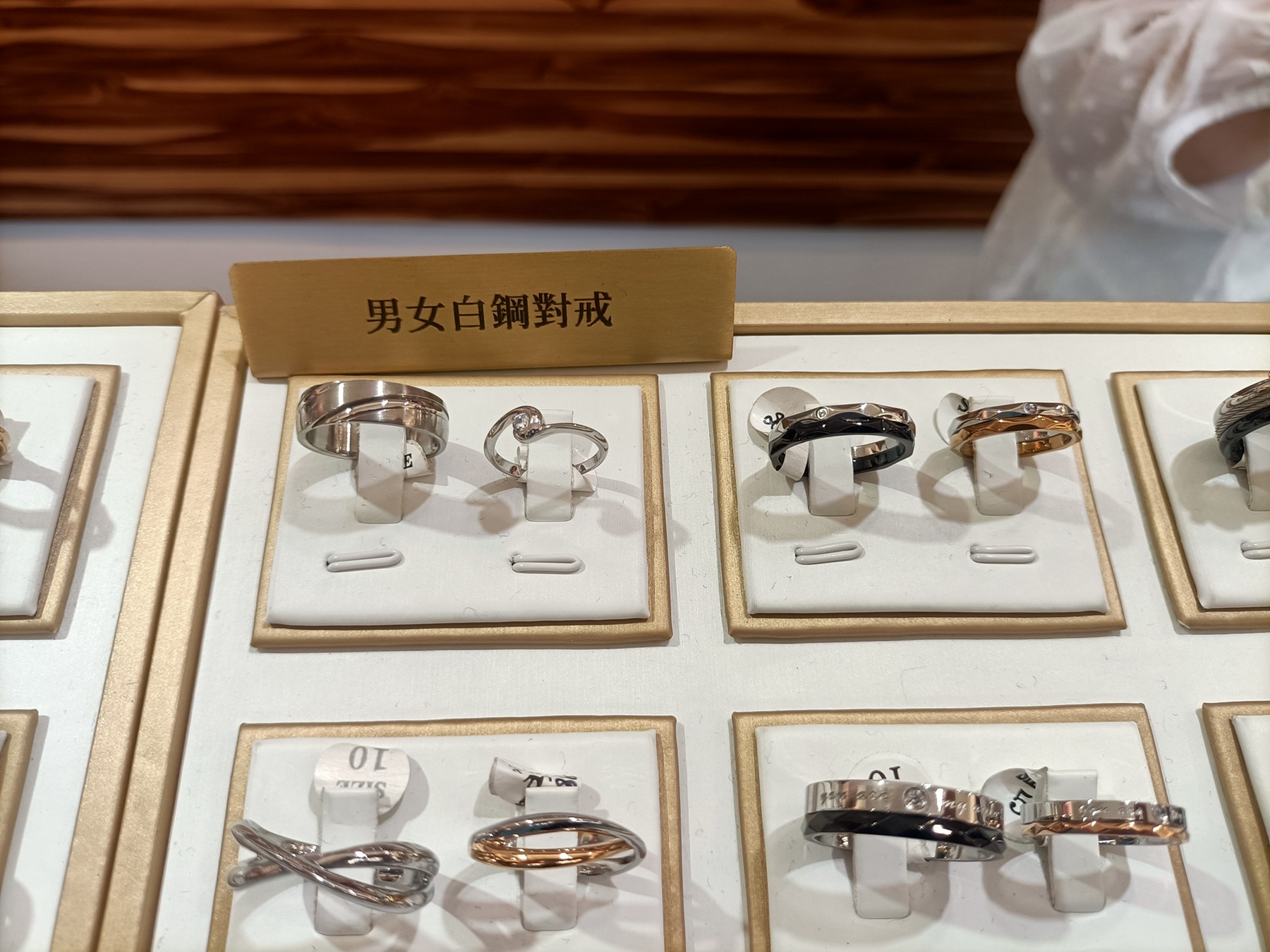 飾品類商品主要缺失為未標示製造商或進口商(名稱、地址、電話)、原產地、製造年月、主要成分或材料、淨重、容量、數量或度量等資訊