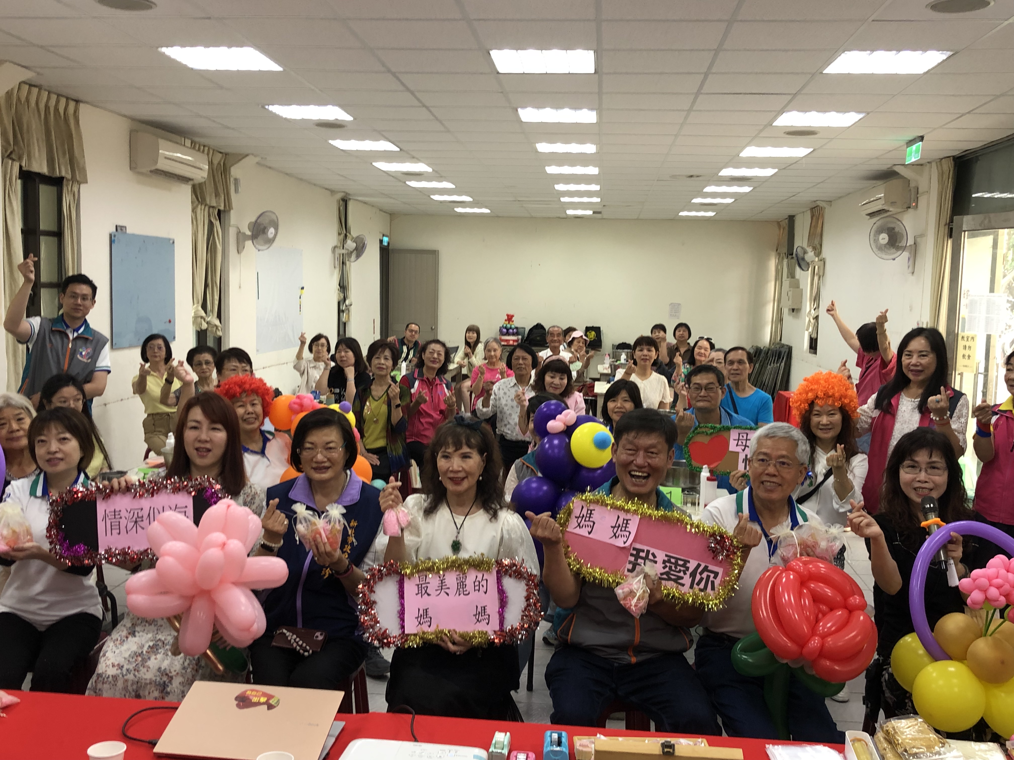新北市關懷婦幼協會聯合板橋區團委會、新北健言社及劉美芳議員服務處舉辦「114年愛心出動 小禮包DIY母親節活動」