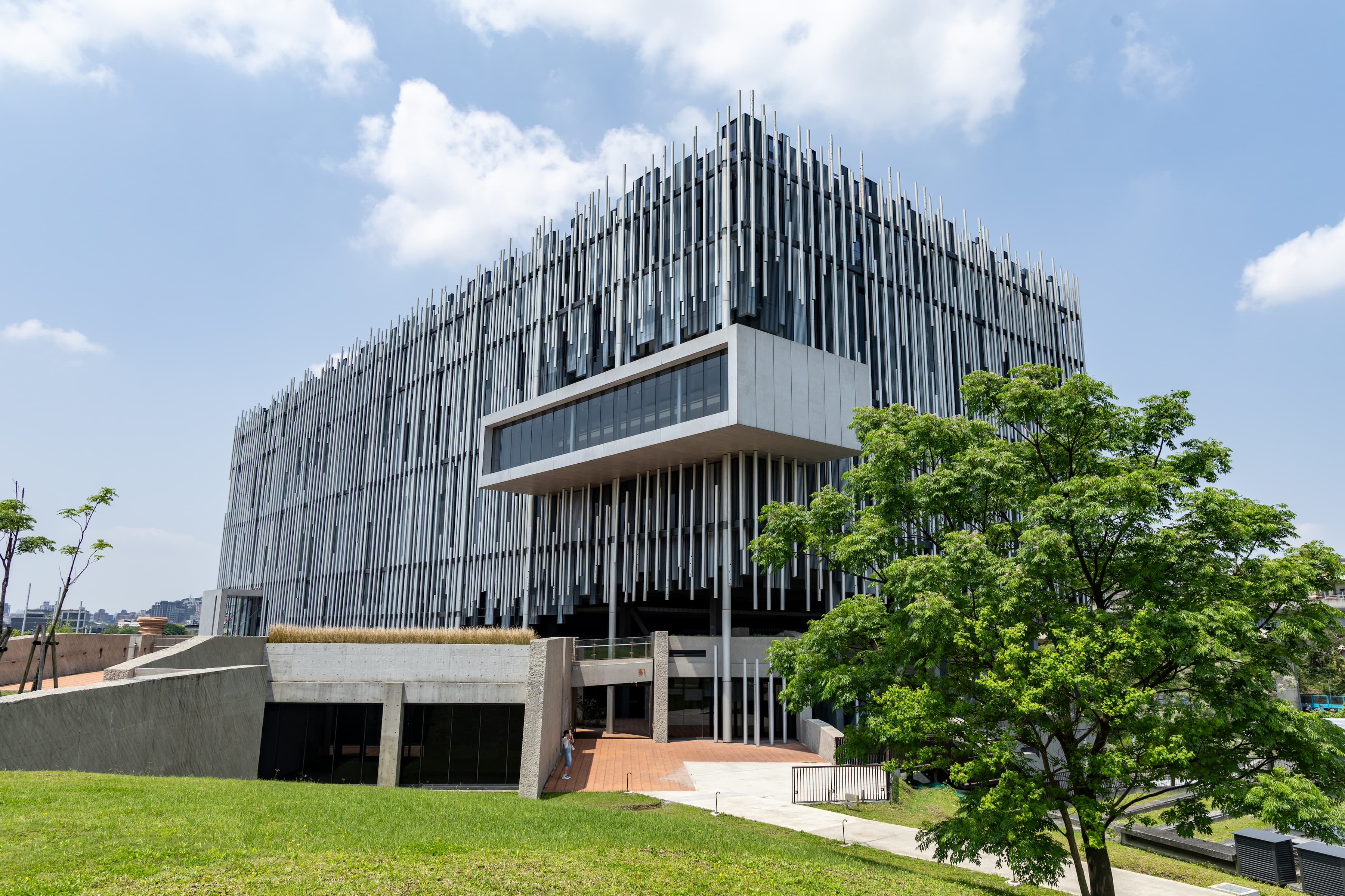 新北市美術館被譽為「蘆葦叢中的現代美術館」，也是2025世壯運閉幕場地