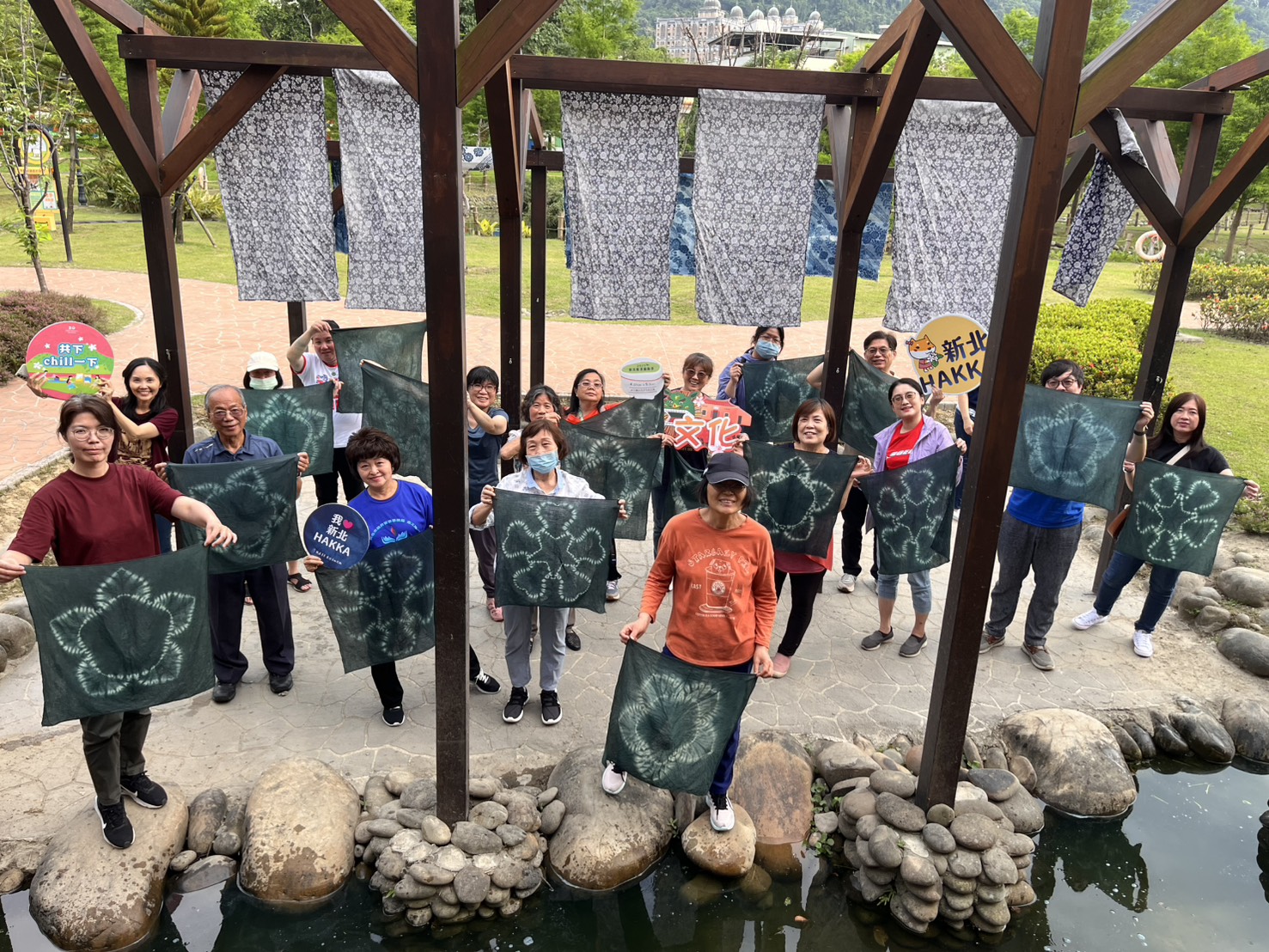 民眾體驗傳統藍染工藝，製作專屬作品