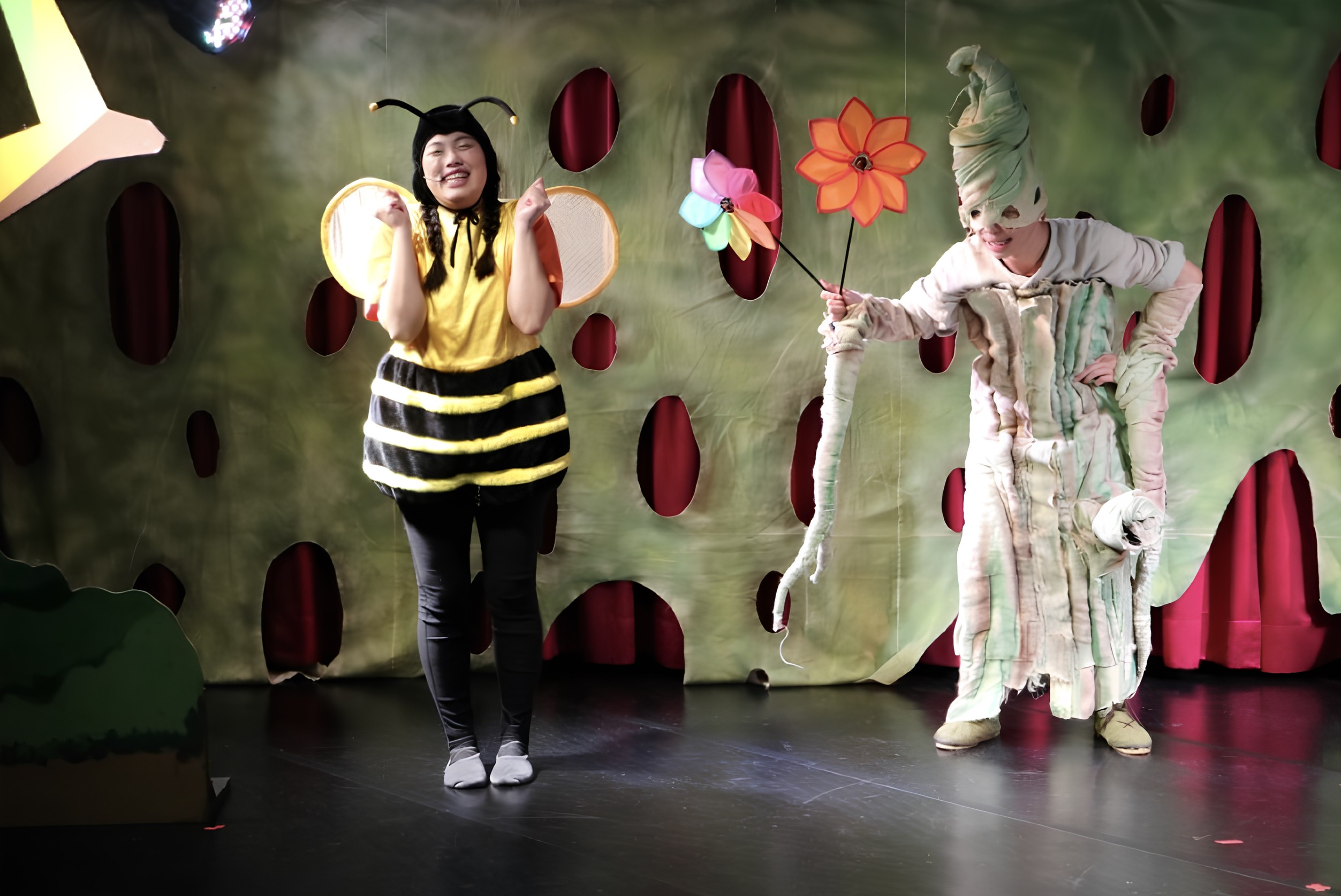 鞋子兒童實驗劇團演出，邀請親子參與互動劇場