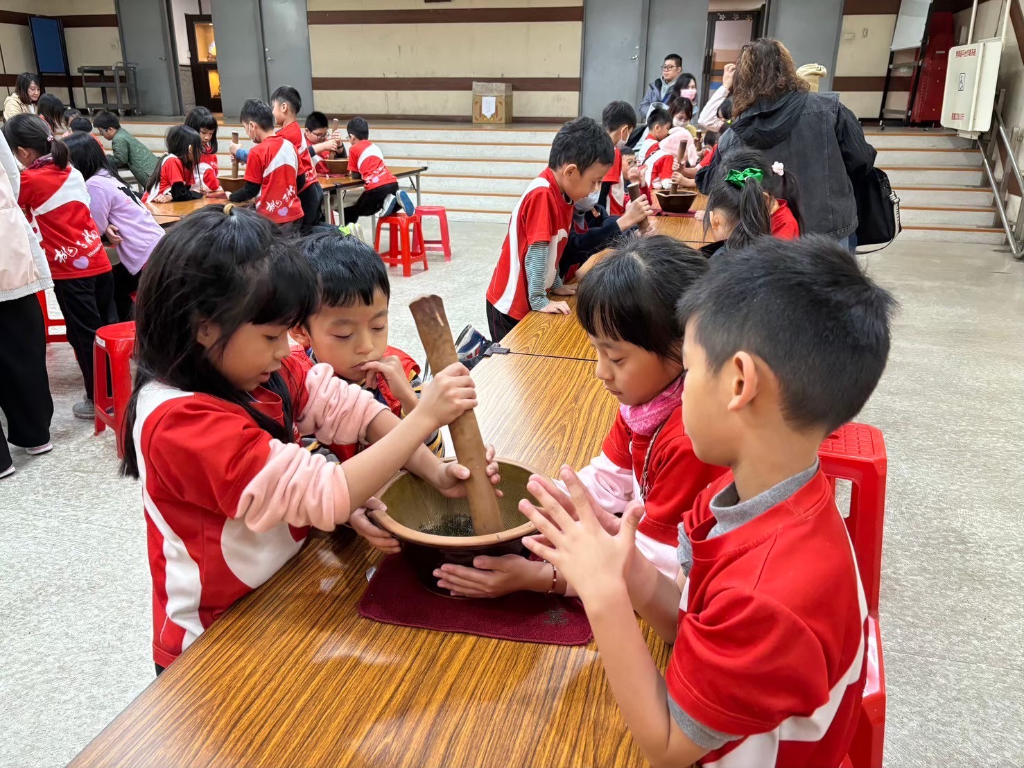 小朋友體驗客家擂茶，感受濃厚香醇的滋味