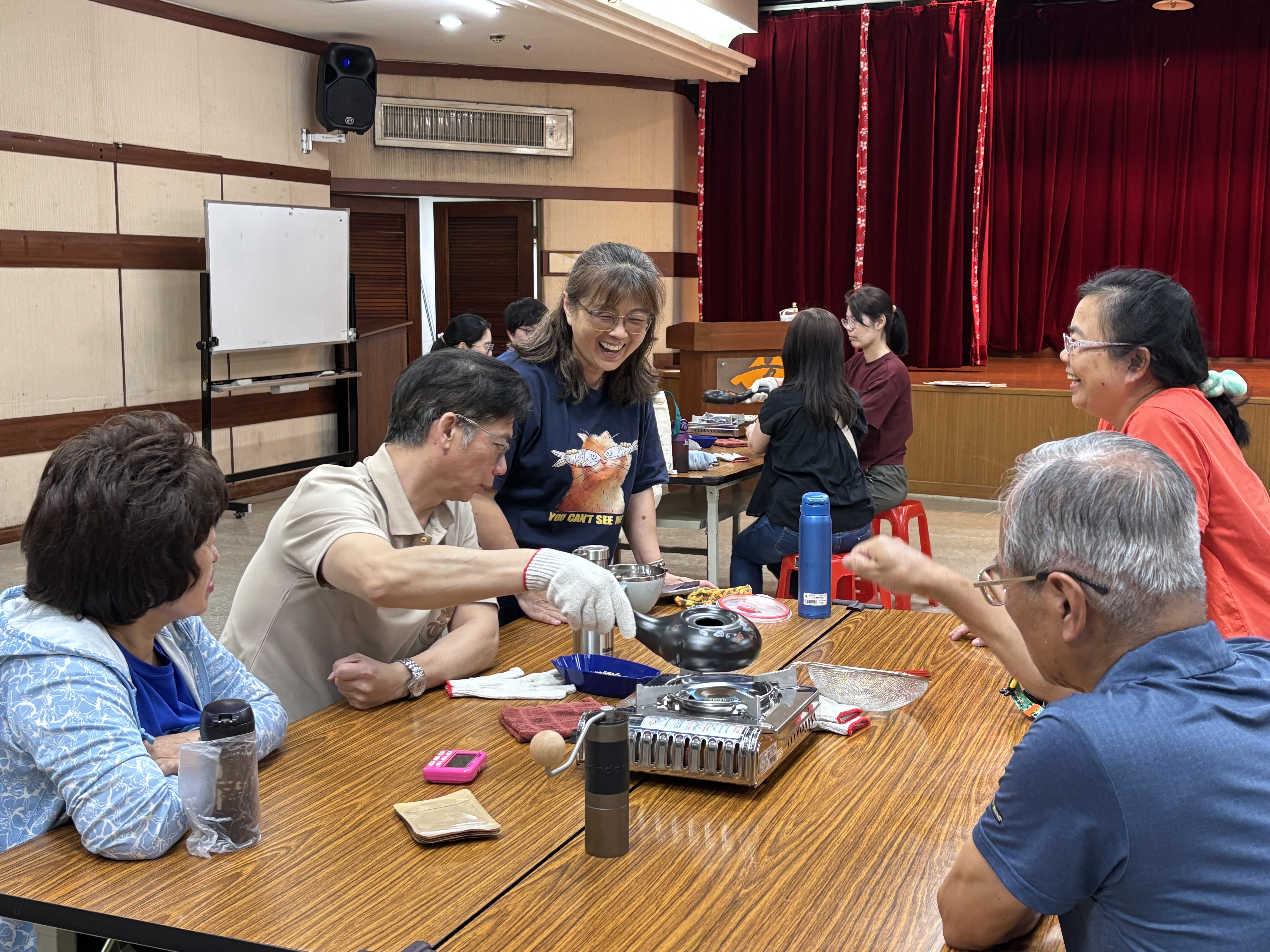 民眾開心體驗手烘咖啡豆，感受咖啡迷人香氣