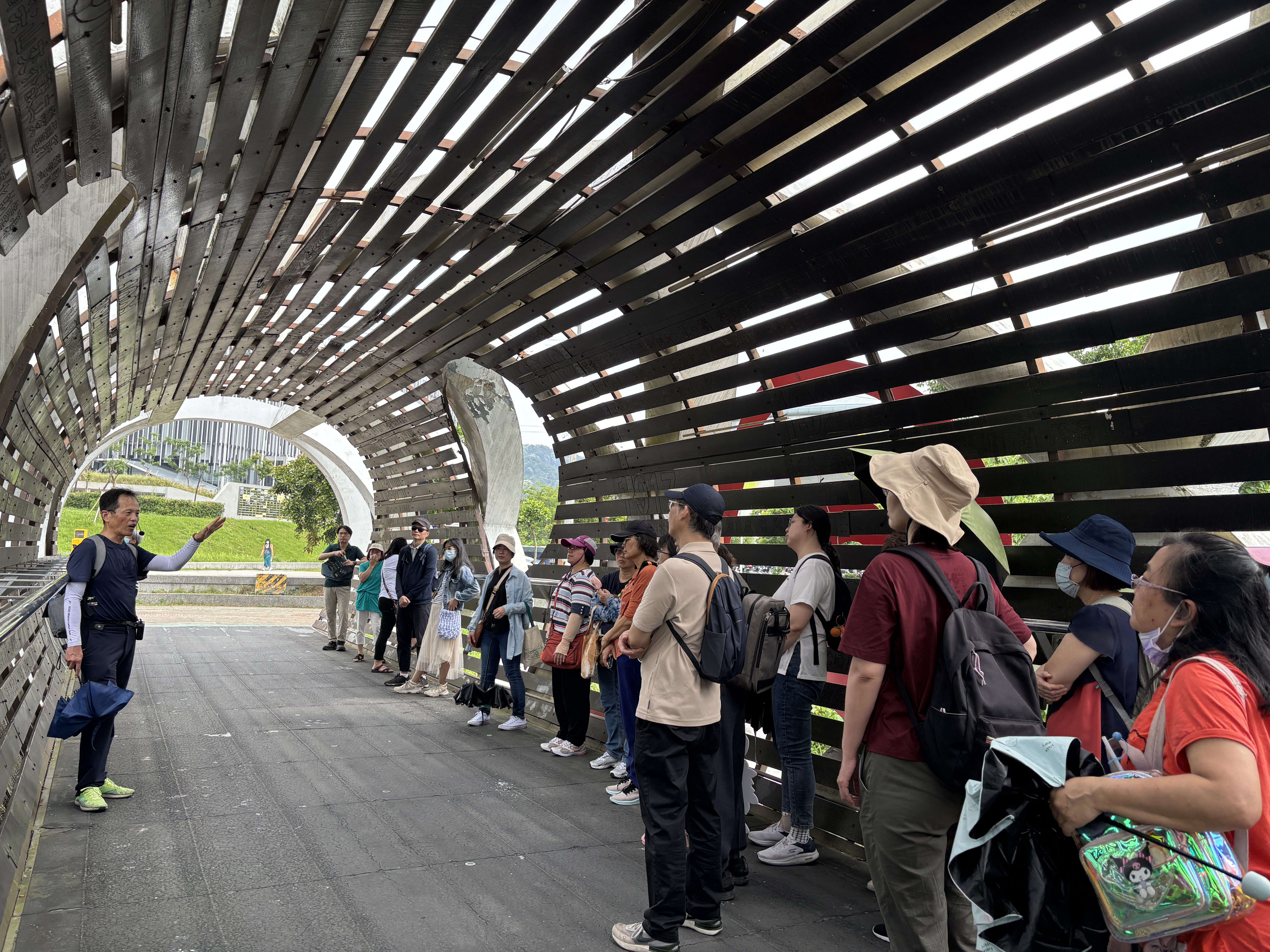 文史老師帶領民眾走讀三鶯龍窯橋，認識鶯歌陶瓷文化