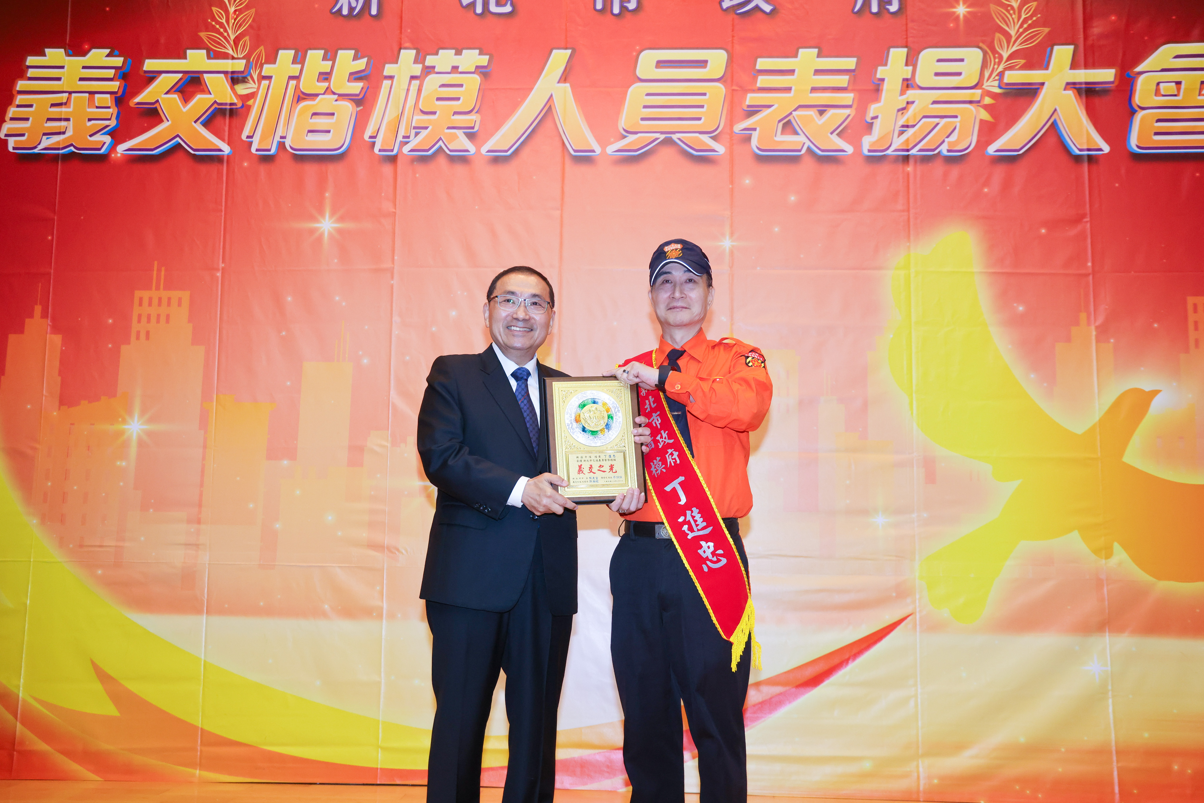 新北市政府今（7）日舉辦「新北市政府義交楷模人員表揚大會」，侯友宜表揚35位義交楷模。