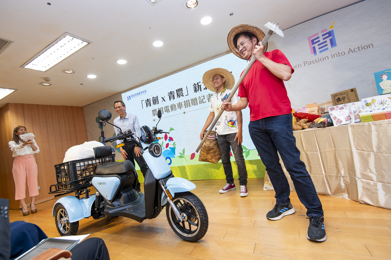 記者會現場由兩位青農以小劇場方式演繹使用農用電動車的便利。