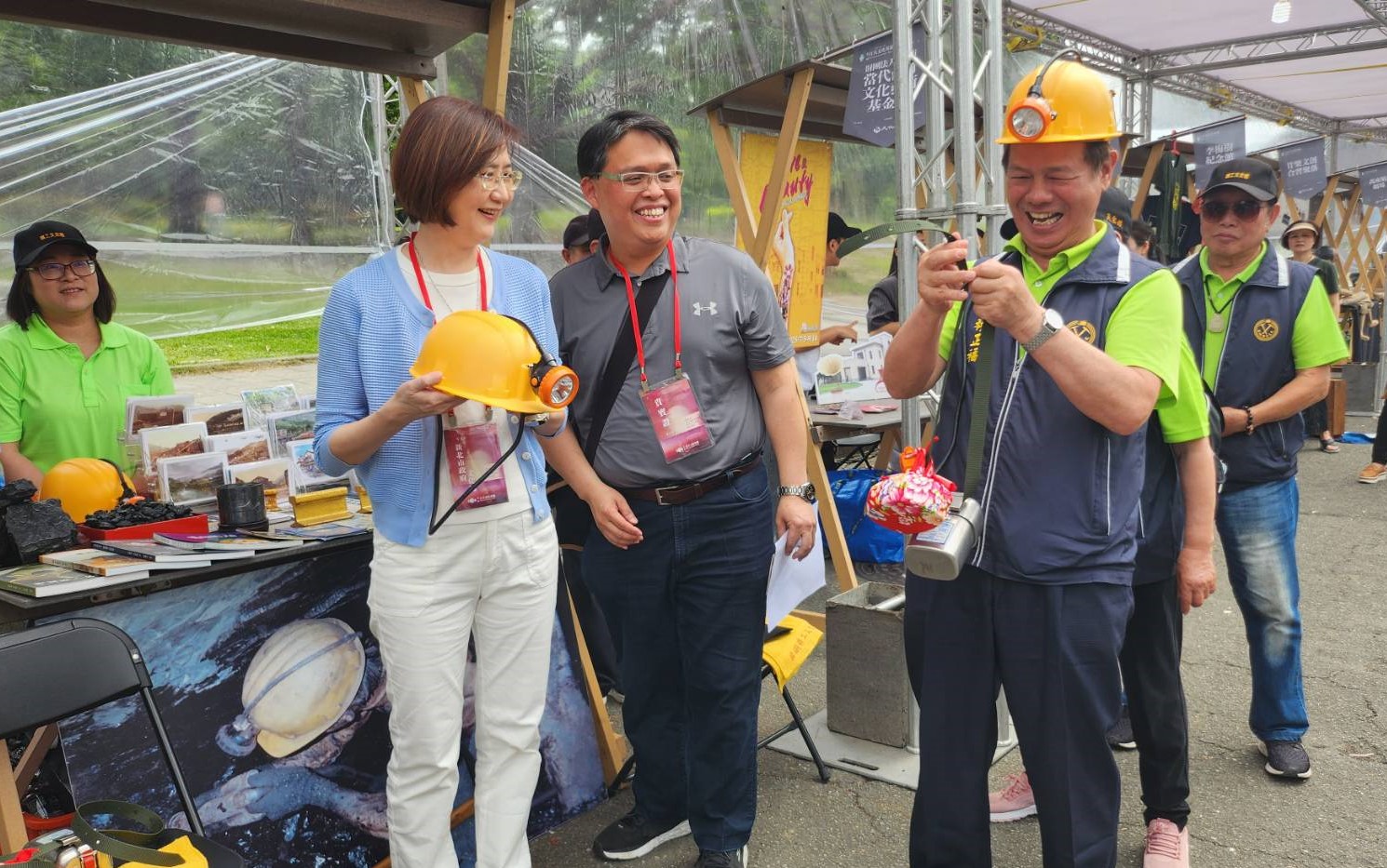 猴硐礦工文史館創始人林正福向新北市政府文化局張䕒育局長（左一）介紹礦工入坑作業必備工具與物品。