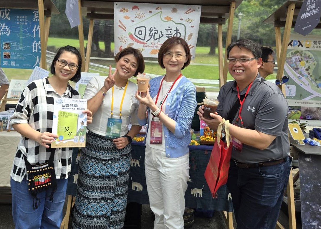 迴鄉辣文化推廣工作室夥伴們（左一、二）駐點於中和緬甸街區，提供街區走讀、餐桌旅行等活動，發表會當日於市集介紹特色飲料緬甸奶茶與羅望子汁。