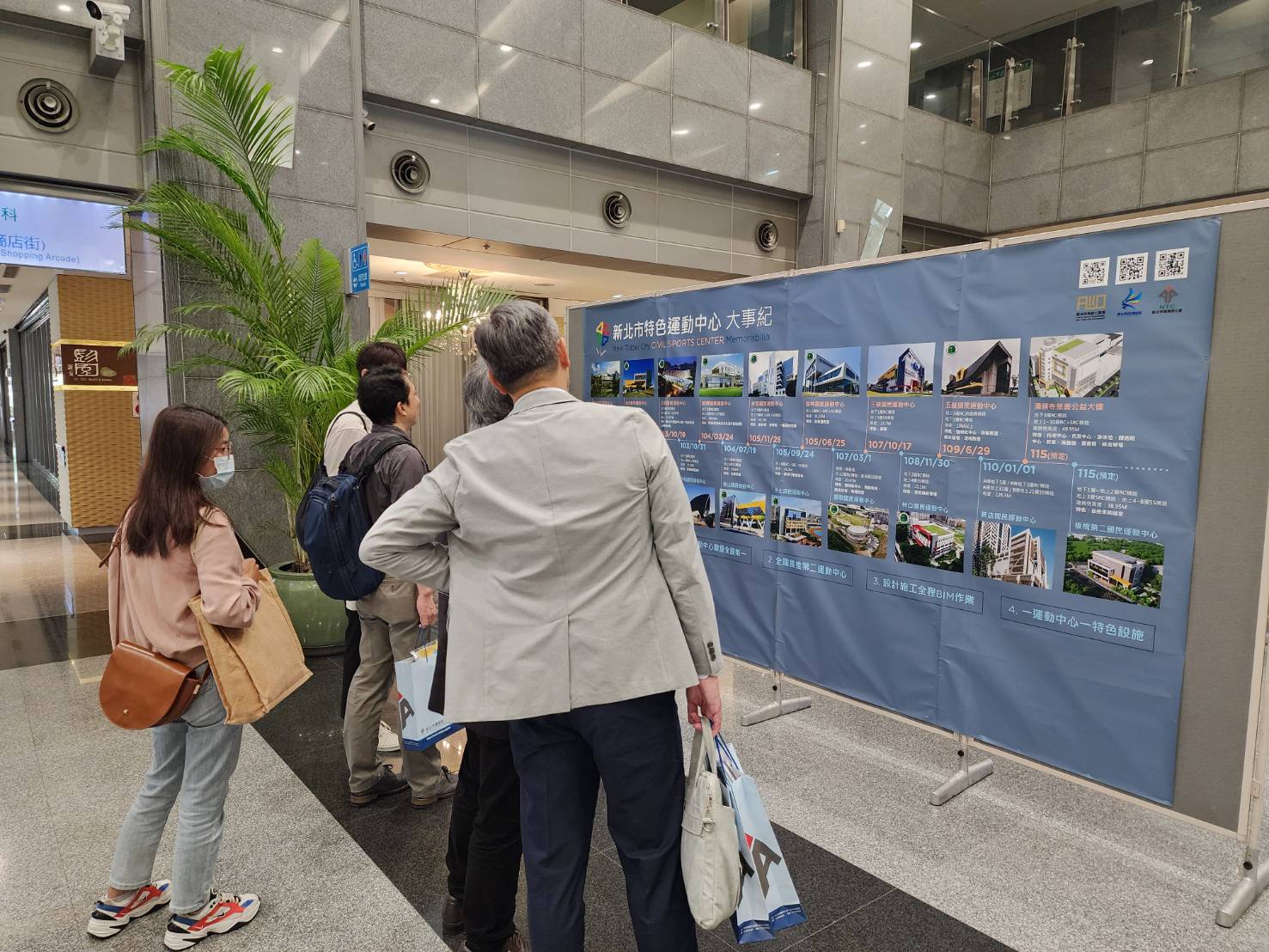 「新北市特色國民運動中心建設成果展」於今日起至5月21日在新北市政府一樓大廳展出，吸引民眾駐足參觀。