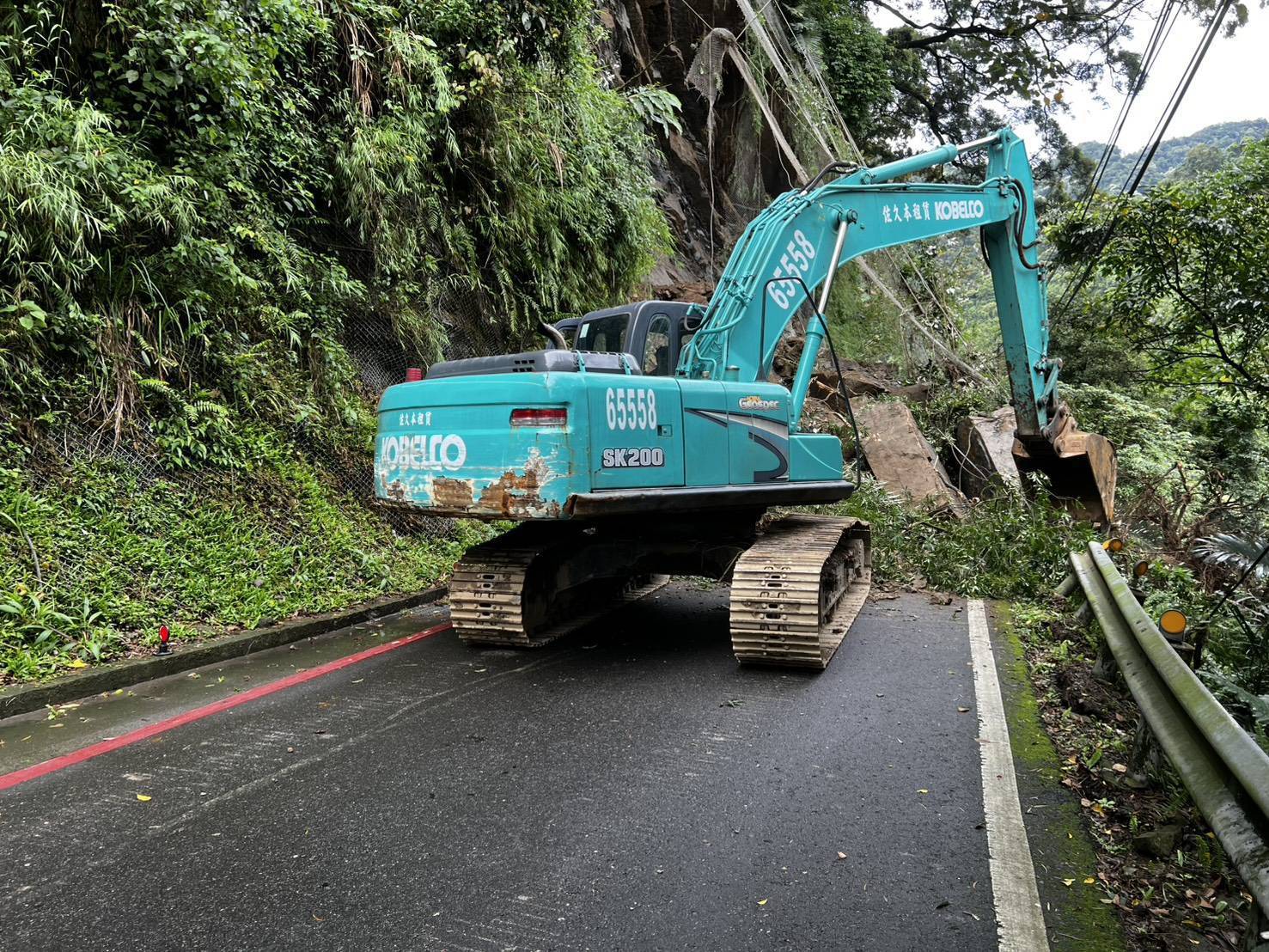 三峽區北111線道2.5至3公里處發生大量土石崩落，養工處第一時間獲報立即派員與出動機具前往搶修。