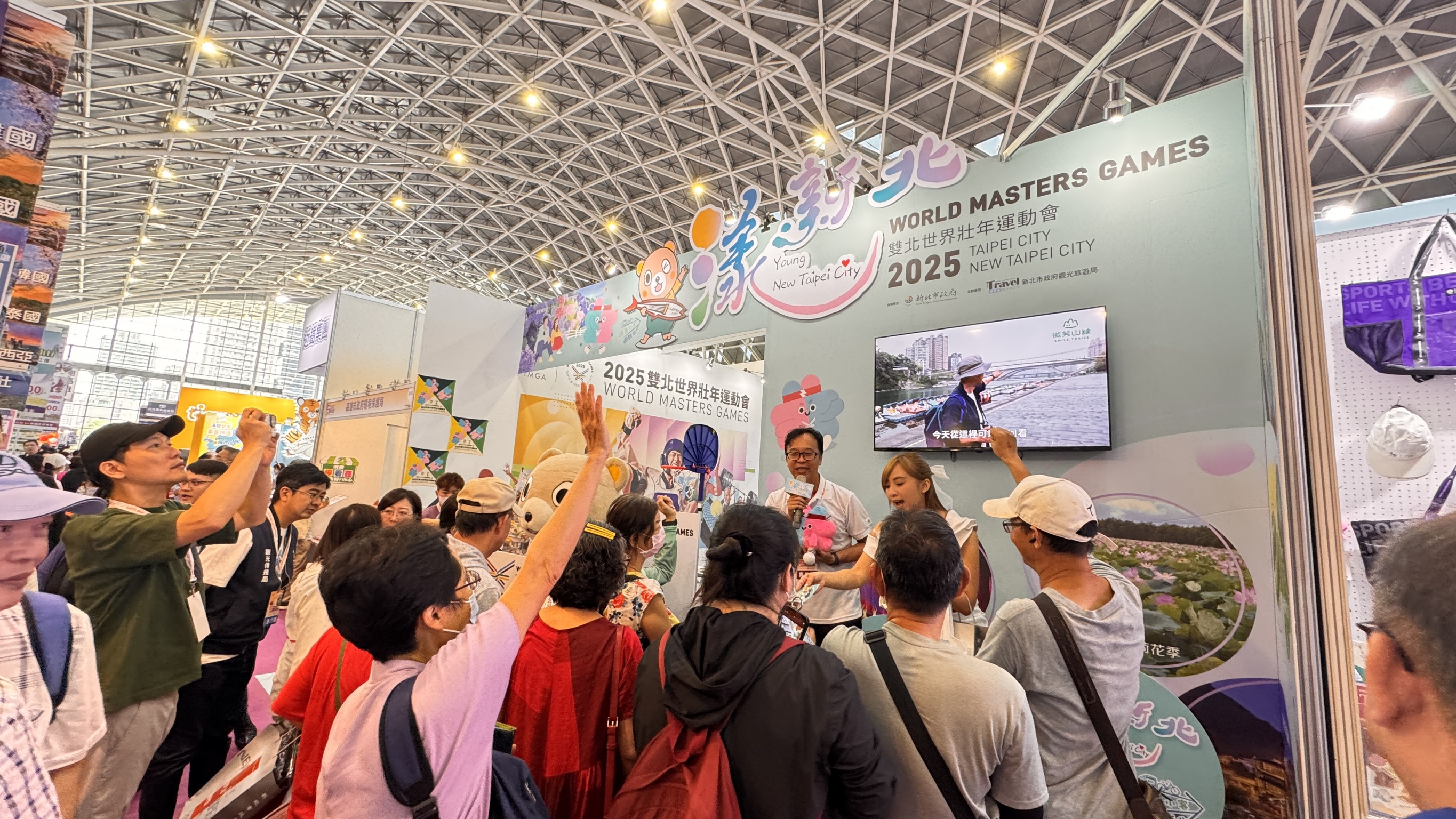 新北館擠滿人潮，舞台活動吸引現場民眾熱烈參與，瘋搶世壯運周邊小物