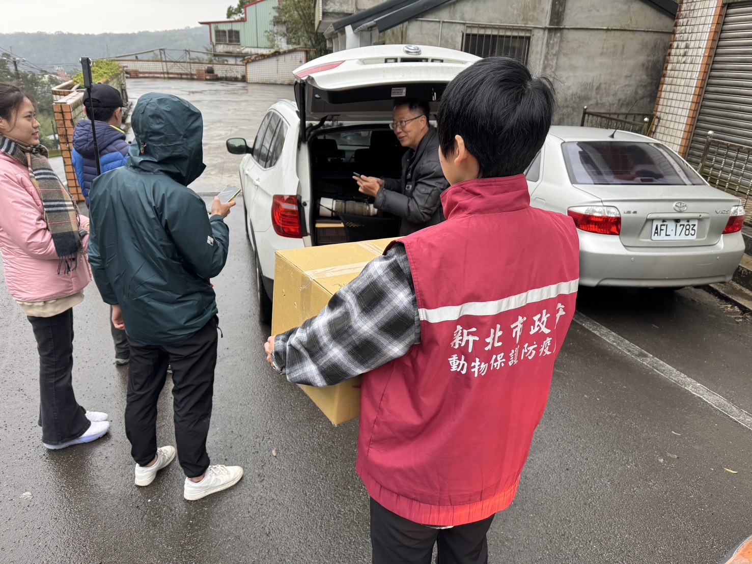  新北動保處與猛禽會志工討論適合野放位置。